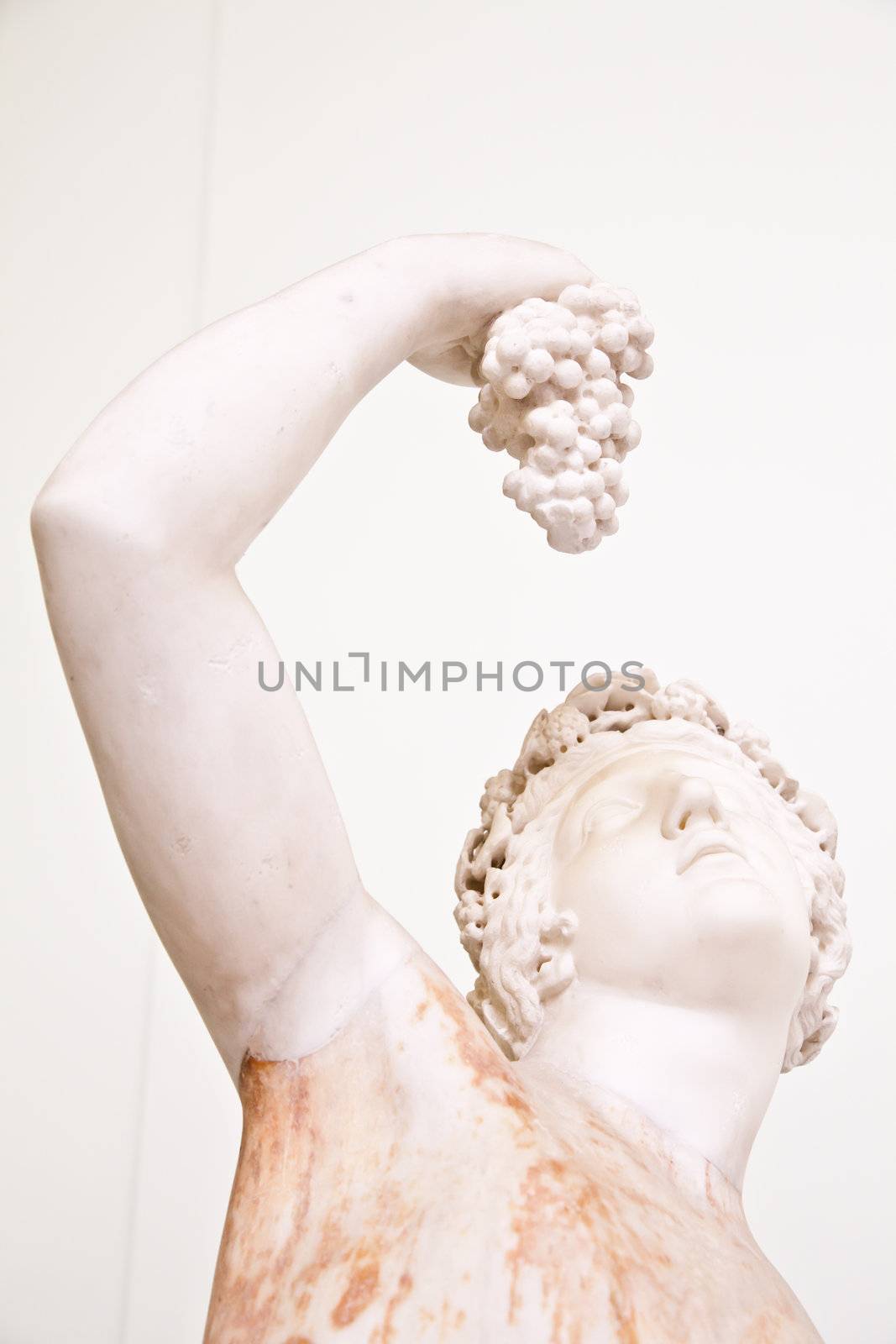 Statue with grapes, classical pose, original (more than 1600 years old)