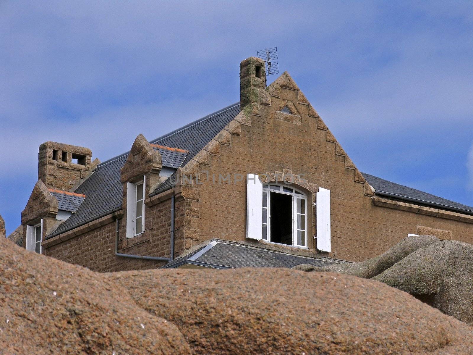 Ploumanac'h, bretonic house by Natureandmore