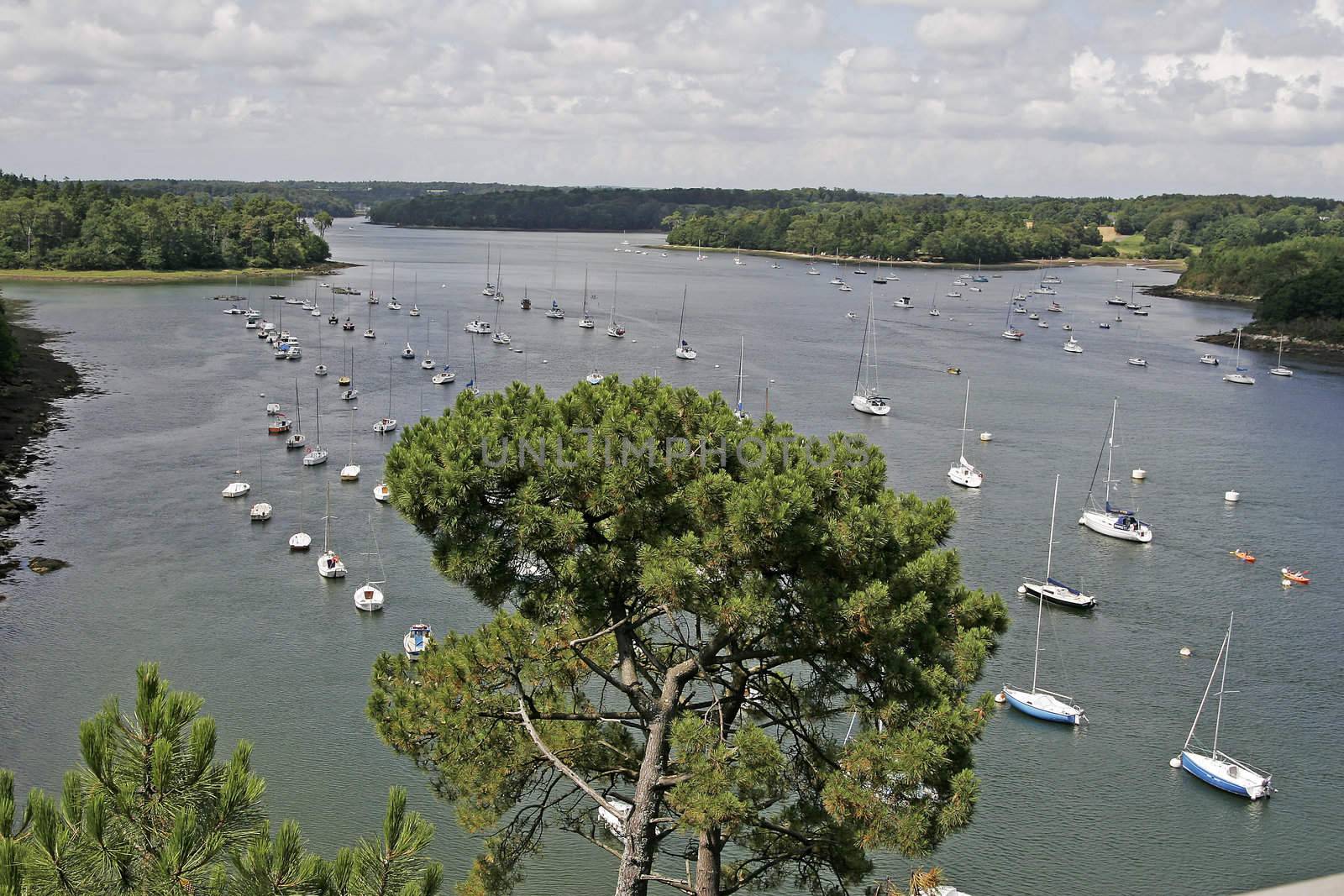 Sailing boats near Combrit, Brittany, North France. Bei Combrit, Segelboote.