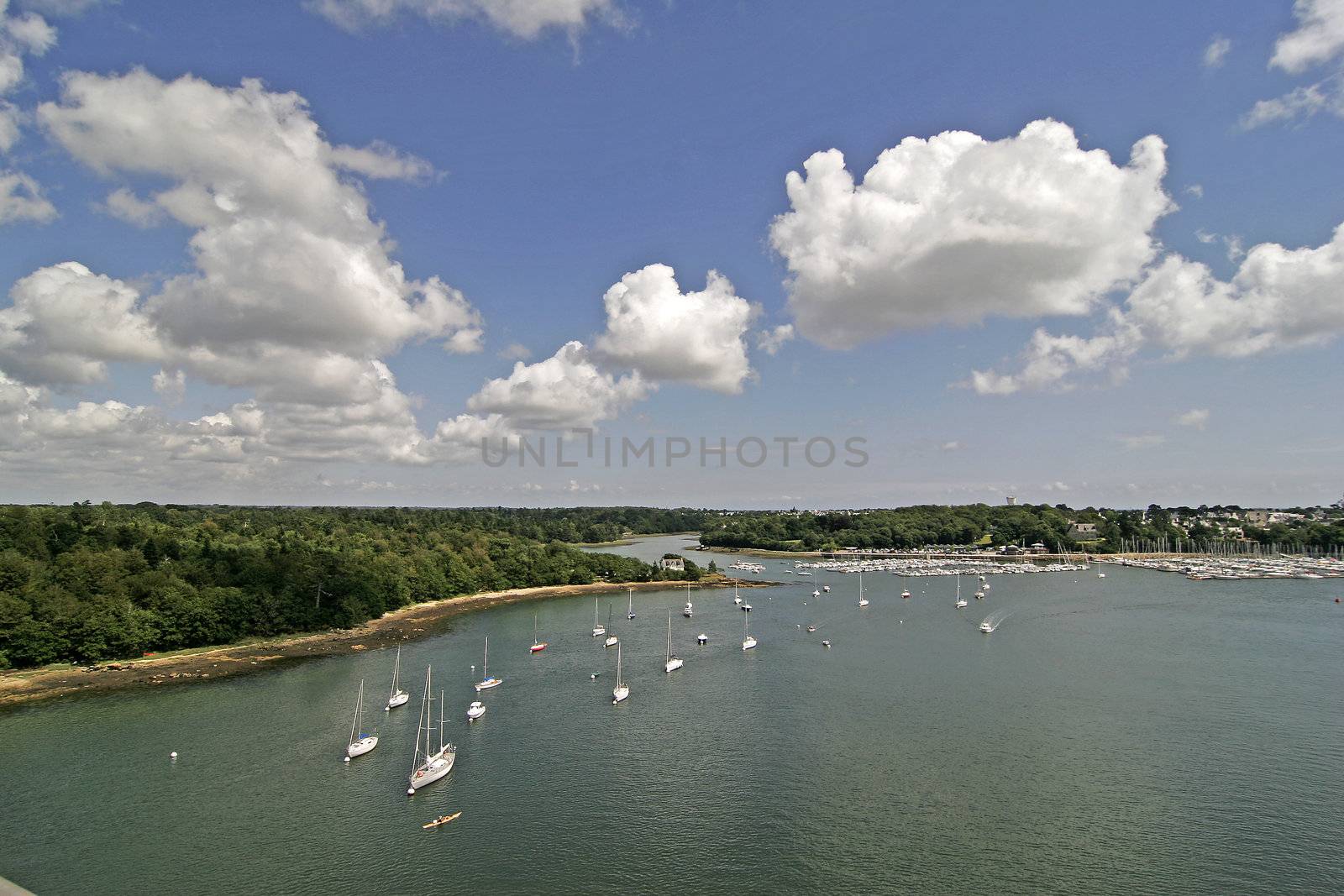 Sailing boats near Combrit, Brittany, North France. Bei Combrit, Segelboote.