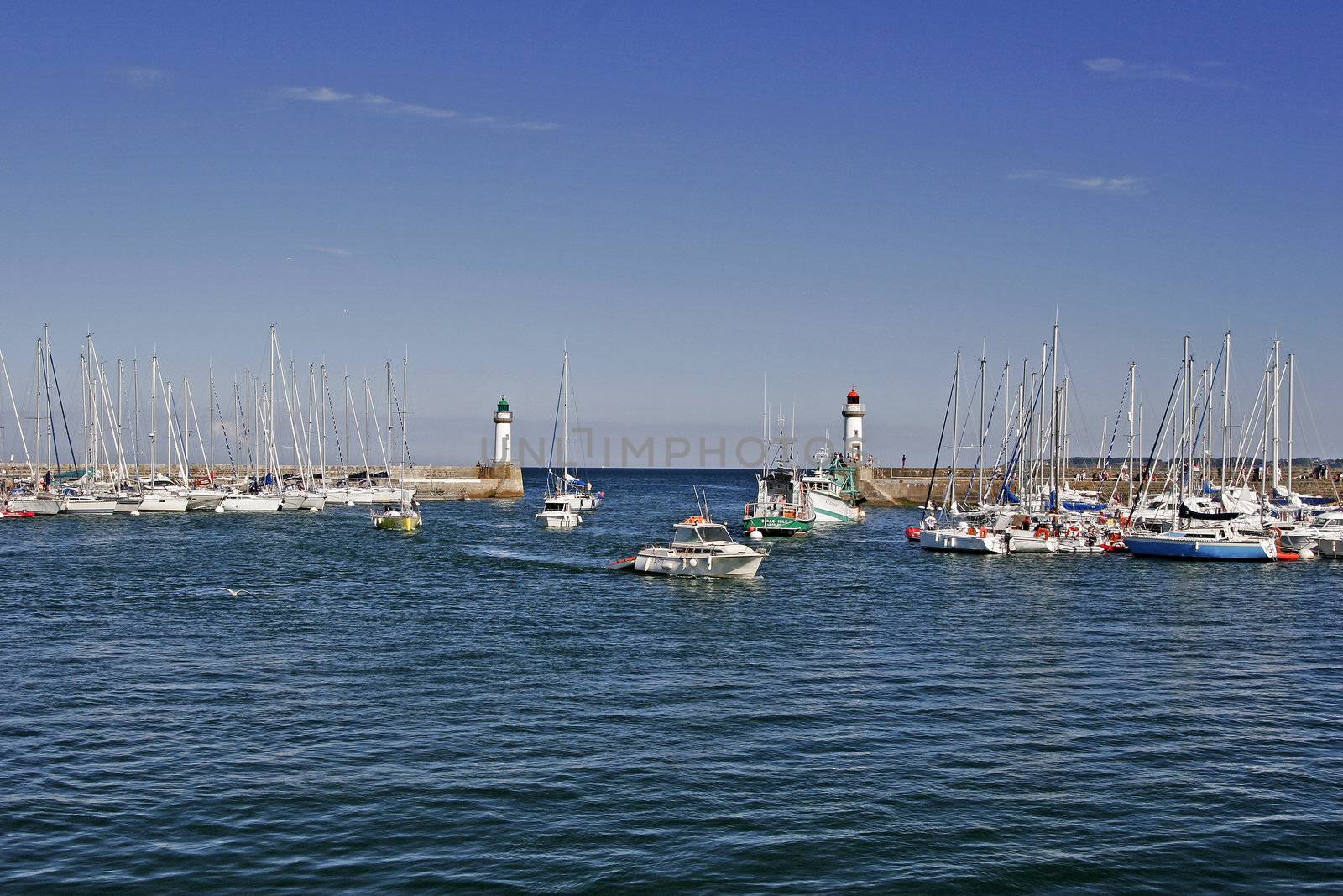 Port with lighthouses near Belle-Ile, Le Palais, Brittany, North France.
Belle-Ile, Le Palais, Hafen mit Leuchtturm.
