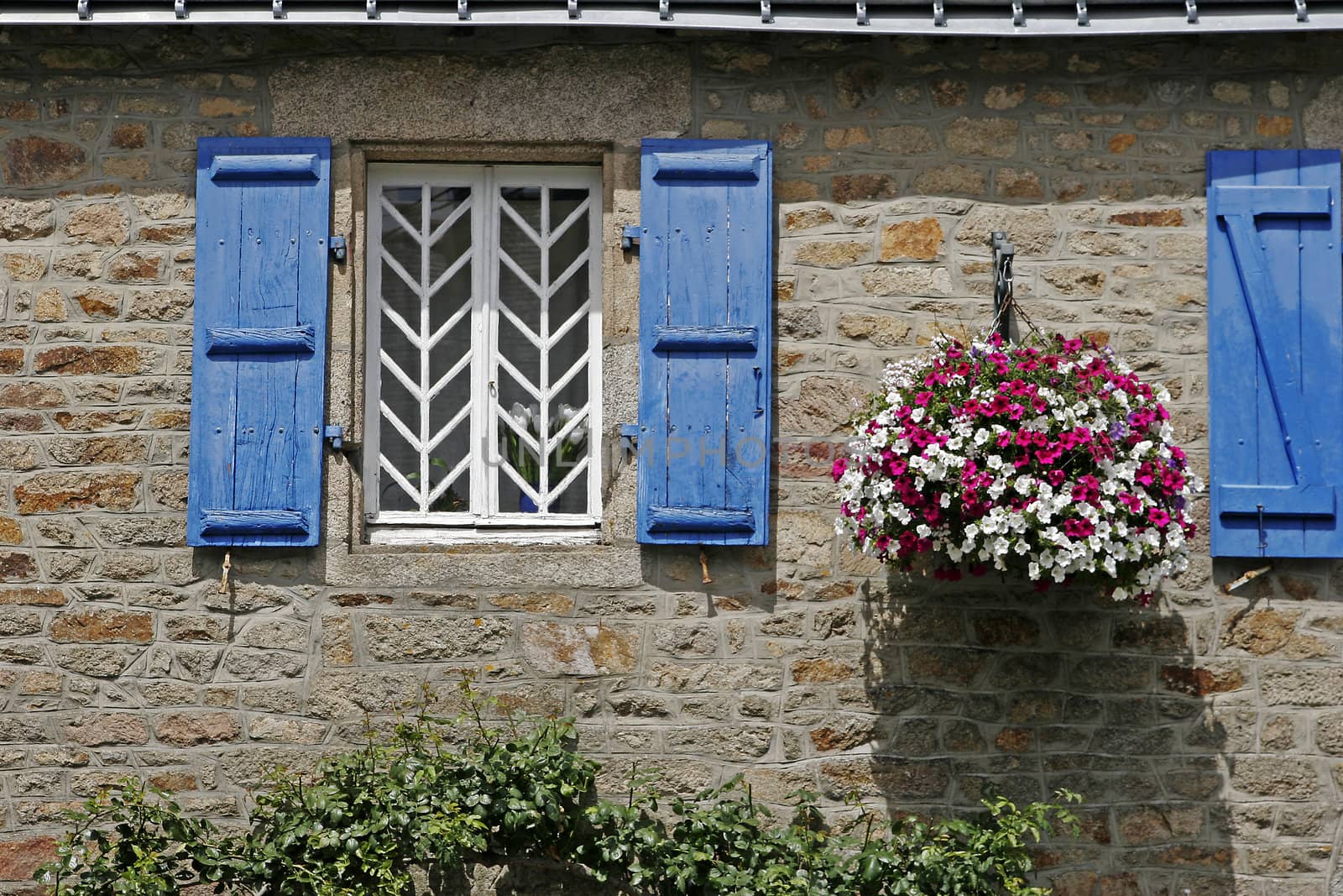 Guidel, blaues Fenster, Steinhaus by Natureandmore