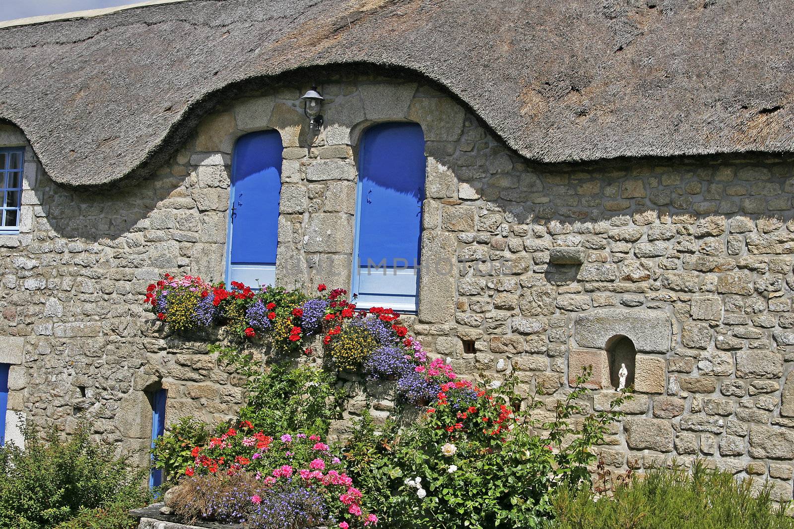 Thatching, House in Brittany, near Plourhanel, Brittany, North France. Plouharnel, Haus mit Reet-Dach, Reetdächer, Reetdach