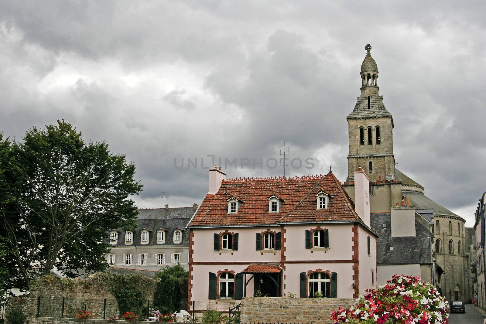 Old part of town with church near Quimperle, Brittany, North France. Quimperle, Altstadt mit Kirche