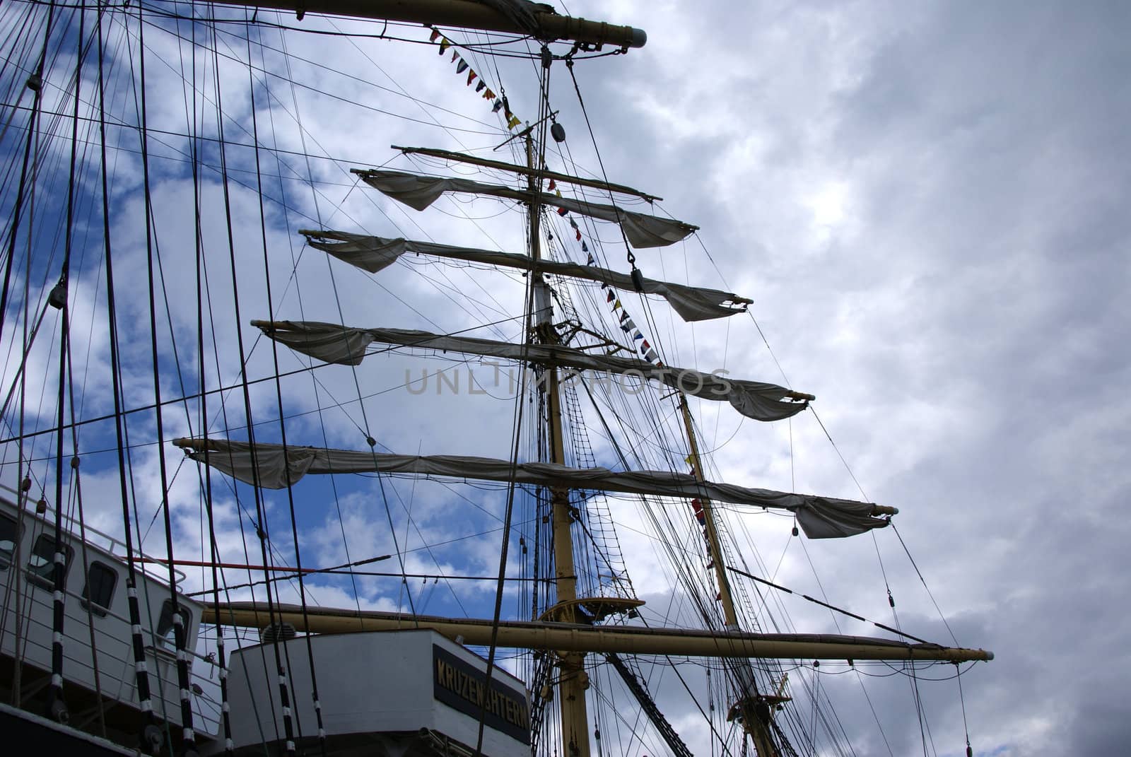 Greater mast of a sailing vessel on a background of clouds