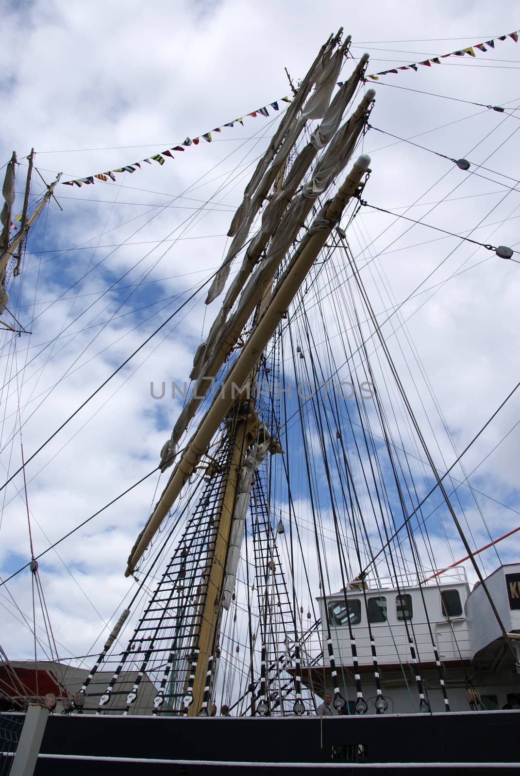 Greater mast of a sailing vessel on a background of clouds