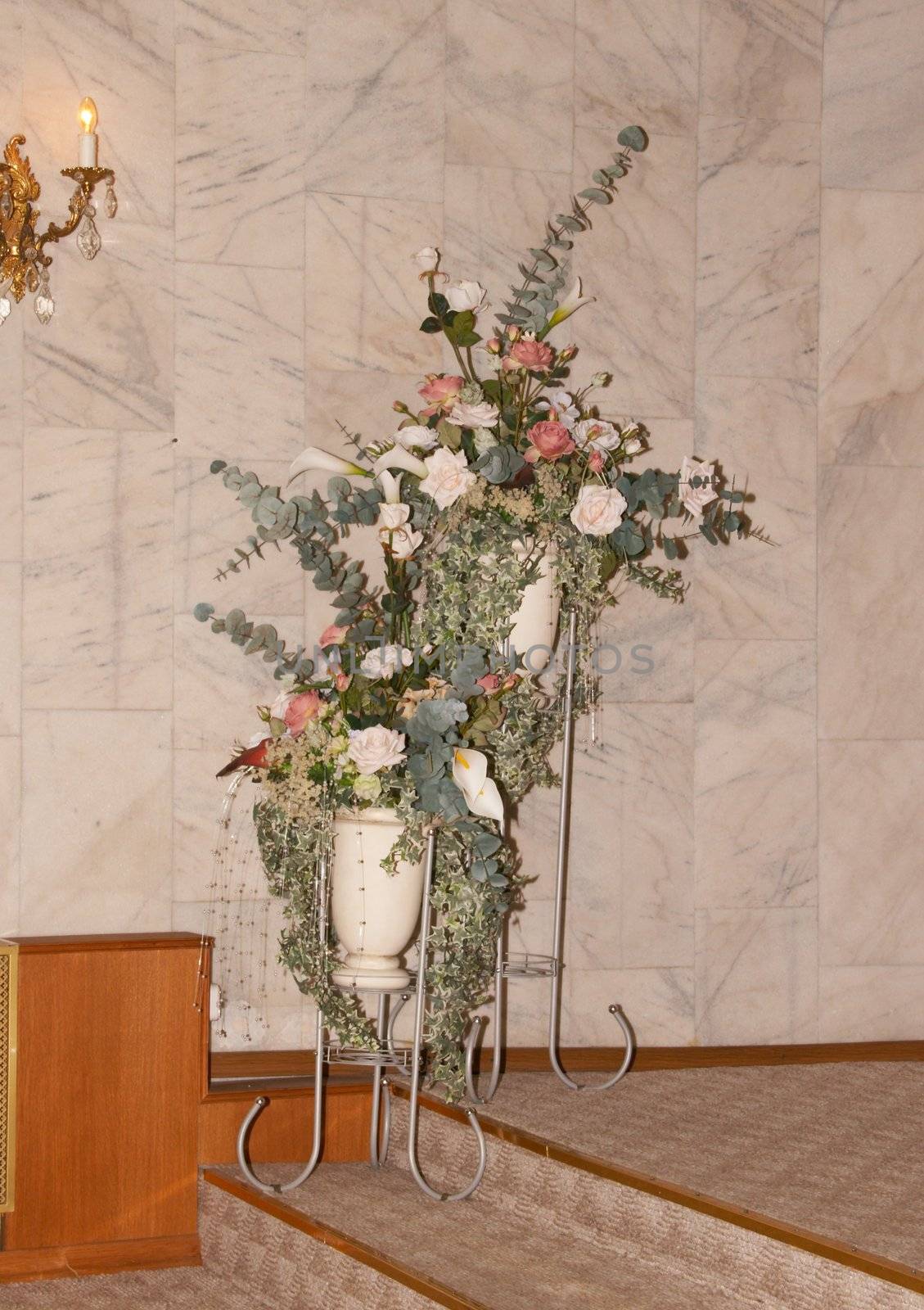 Wedding interior issued by flowers