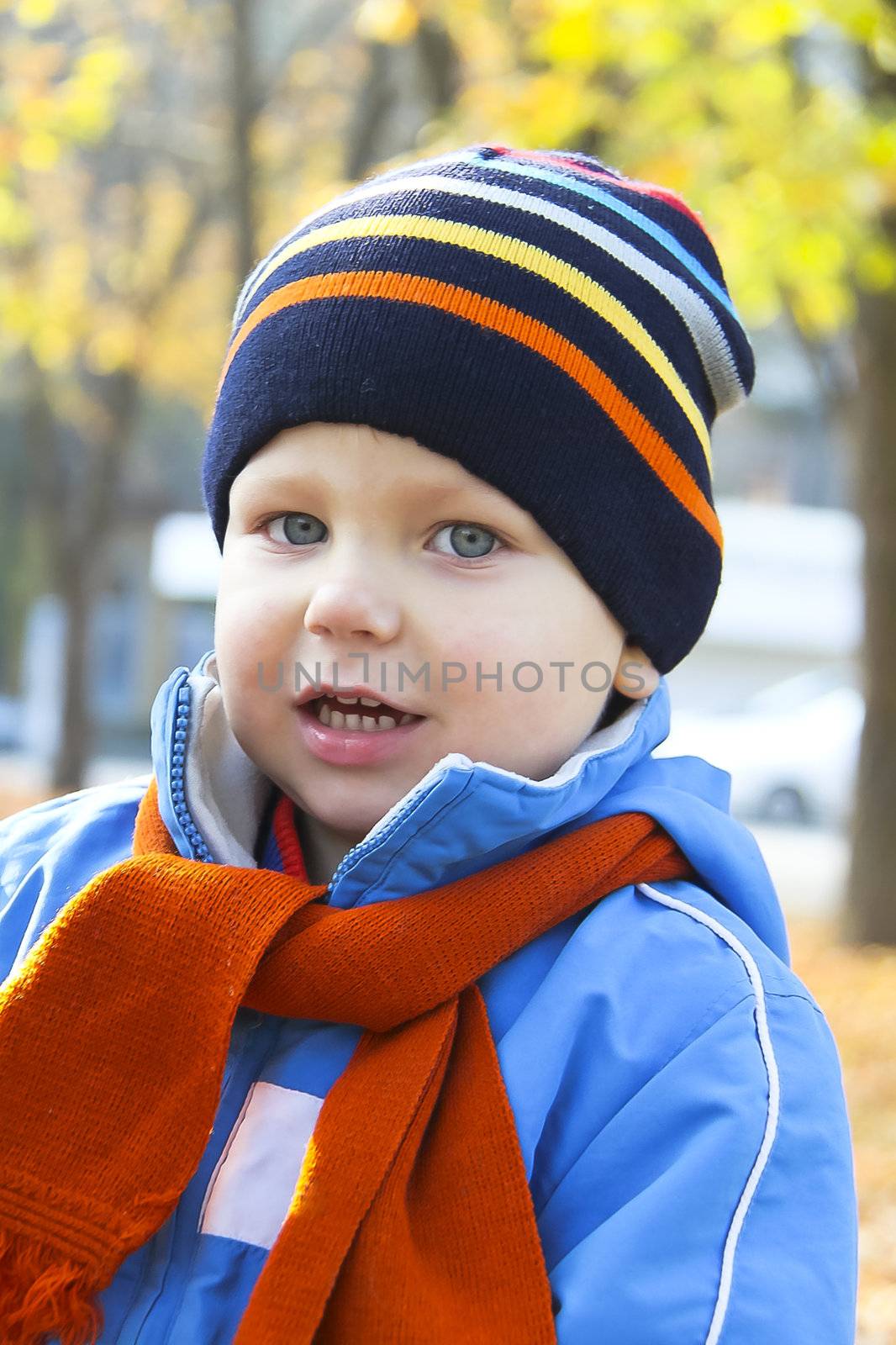 Pleased with the baby in the autumn walk in the park