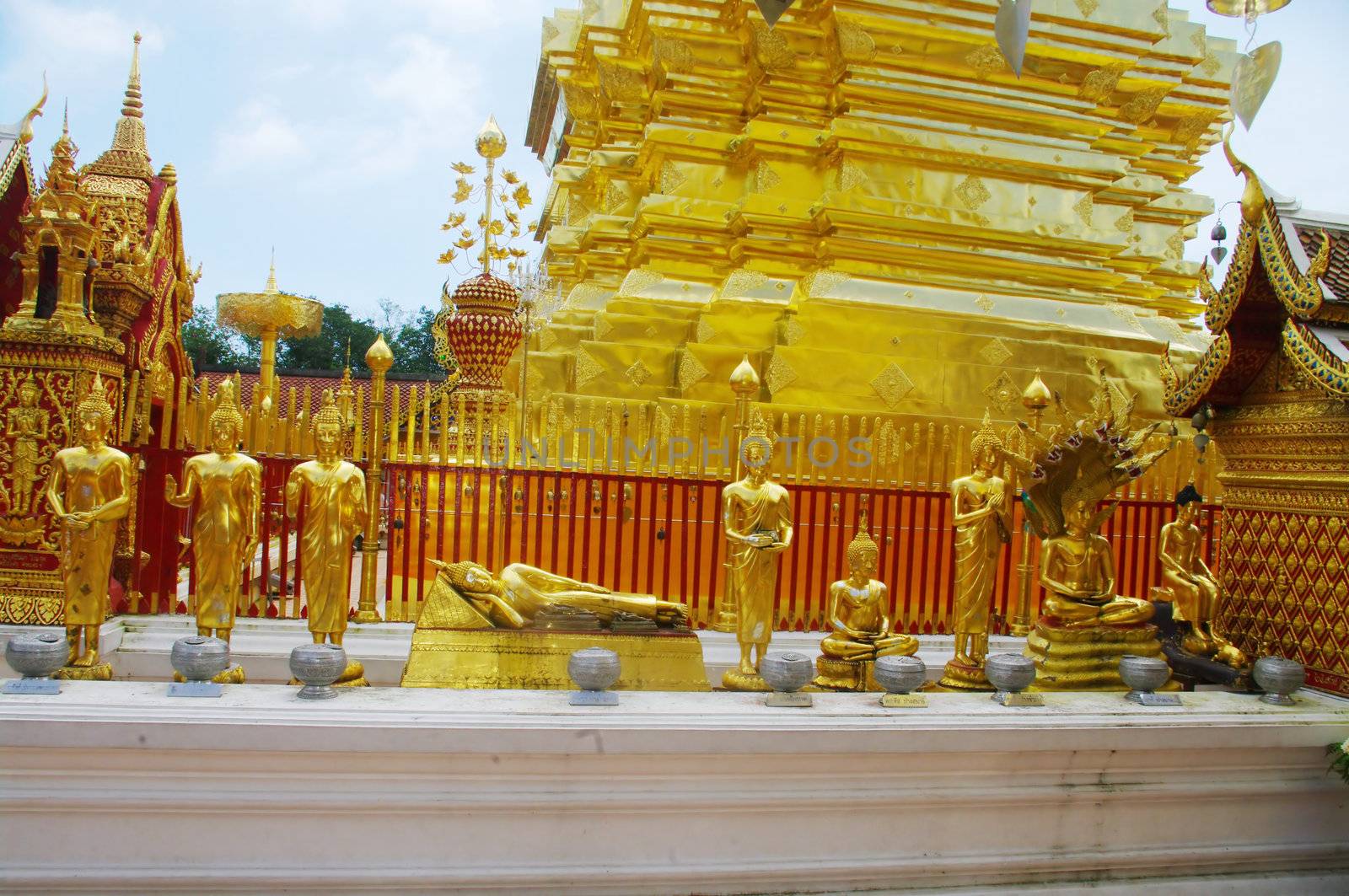 Chedi au temple de Wat Phrathat Doi Suthep by Duroc