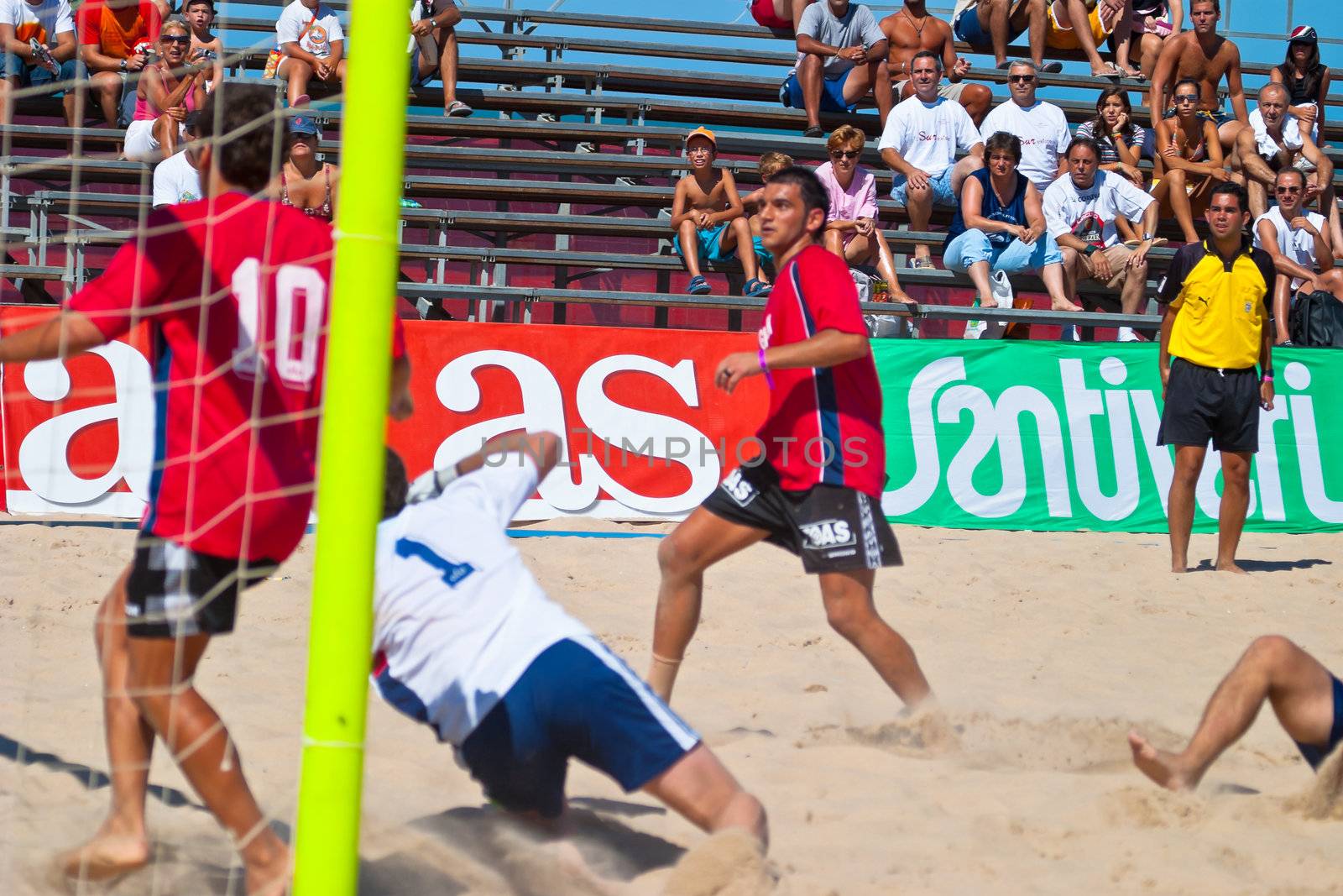 CADIZ, SPAIN -  JUL 30:  Unknown players of the team of Cadiz and Gijon playing the Spanish Championship of Beach Soccer on Jul 30, 2005 on the beach of La Victoria in Cadiz, Spain