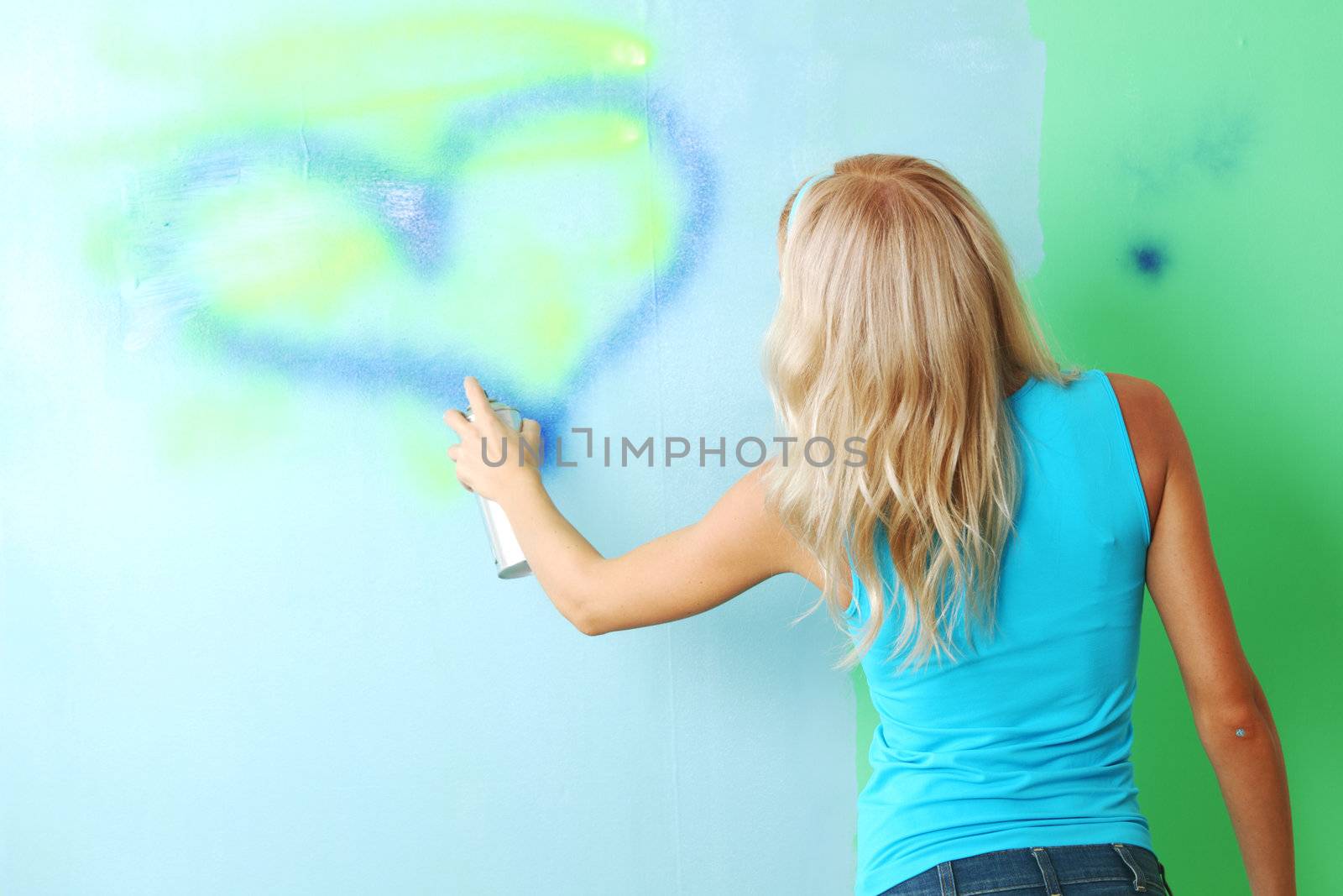  woman paints the wall of balon