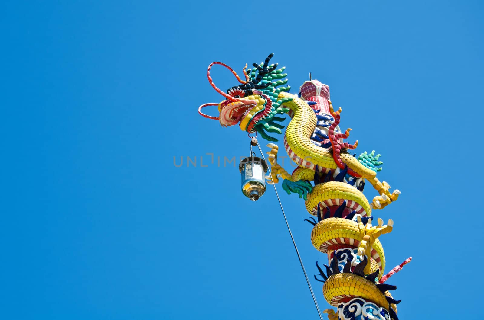 Photo dragon statue chinese style in the sky, no clouds. The Chinese believe that it is a sacred animal has the power and pleasure