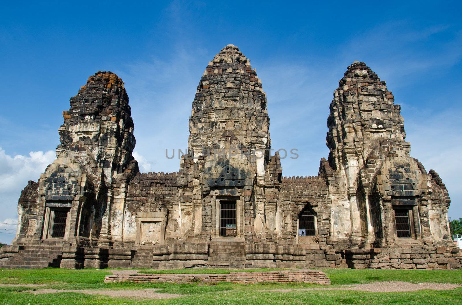 Religious buildings constructed by the ancient Khmer art.