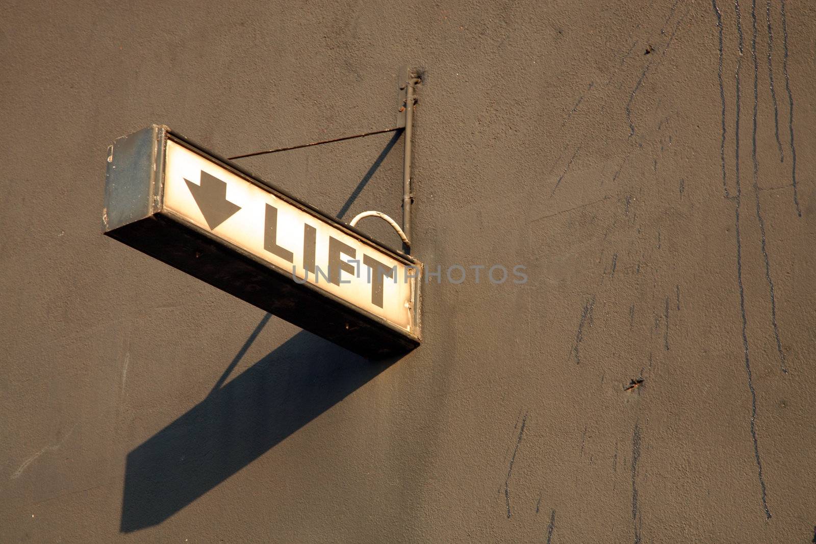 Elevator sign on a wall in Brussels