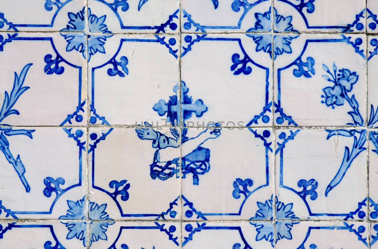 Backgrounds and textures: Intricate ceramic tile design.