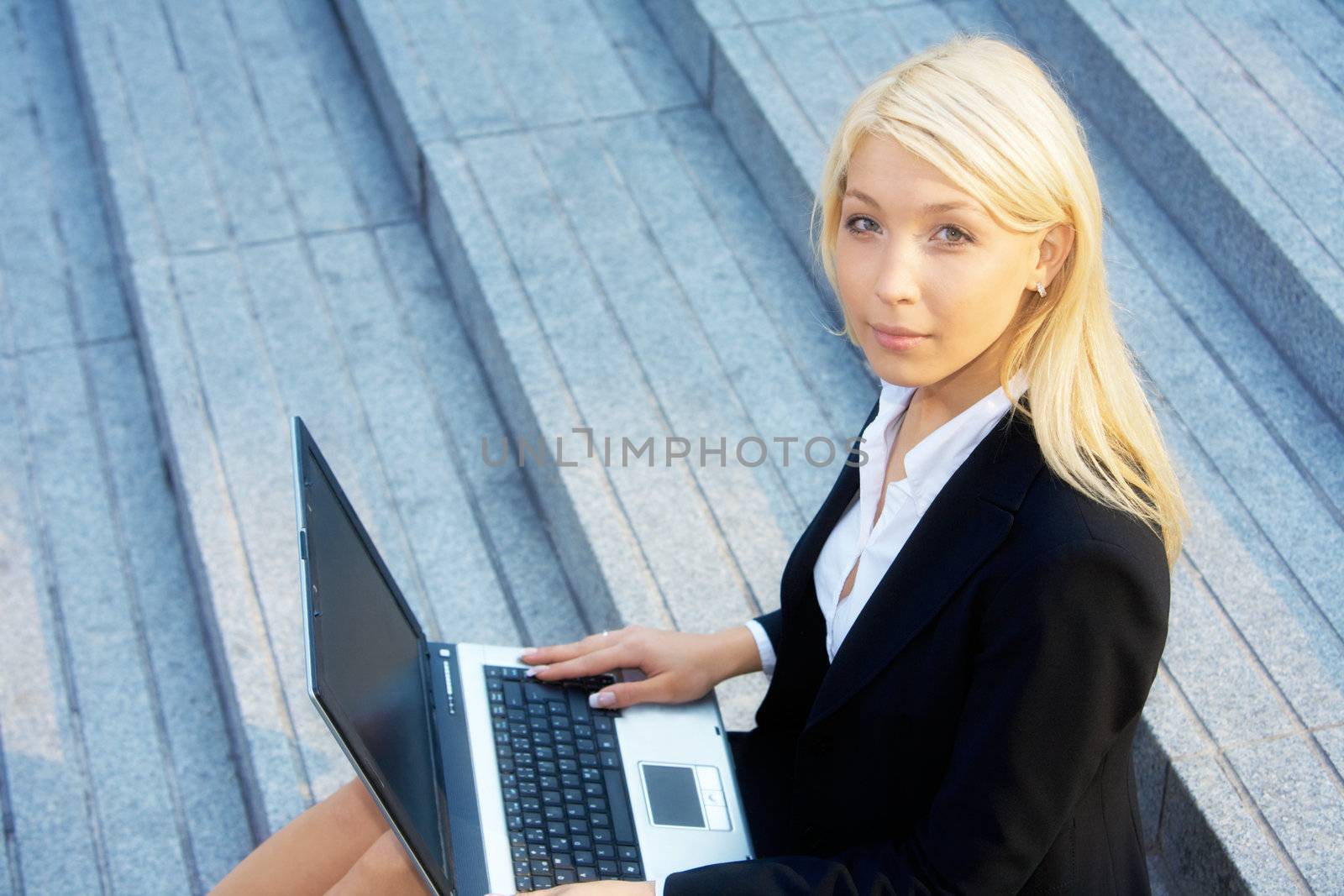 Businesswoman with laptop by Luminis