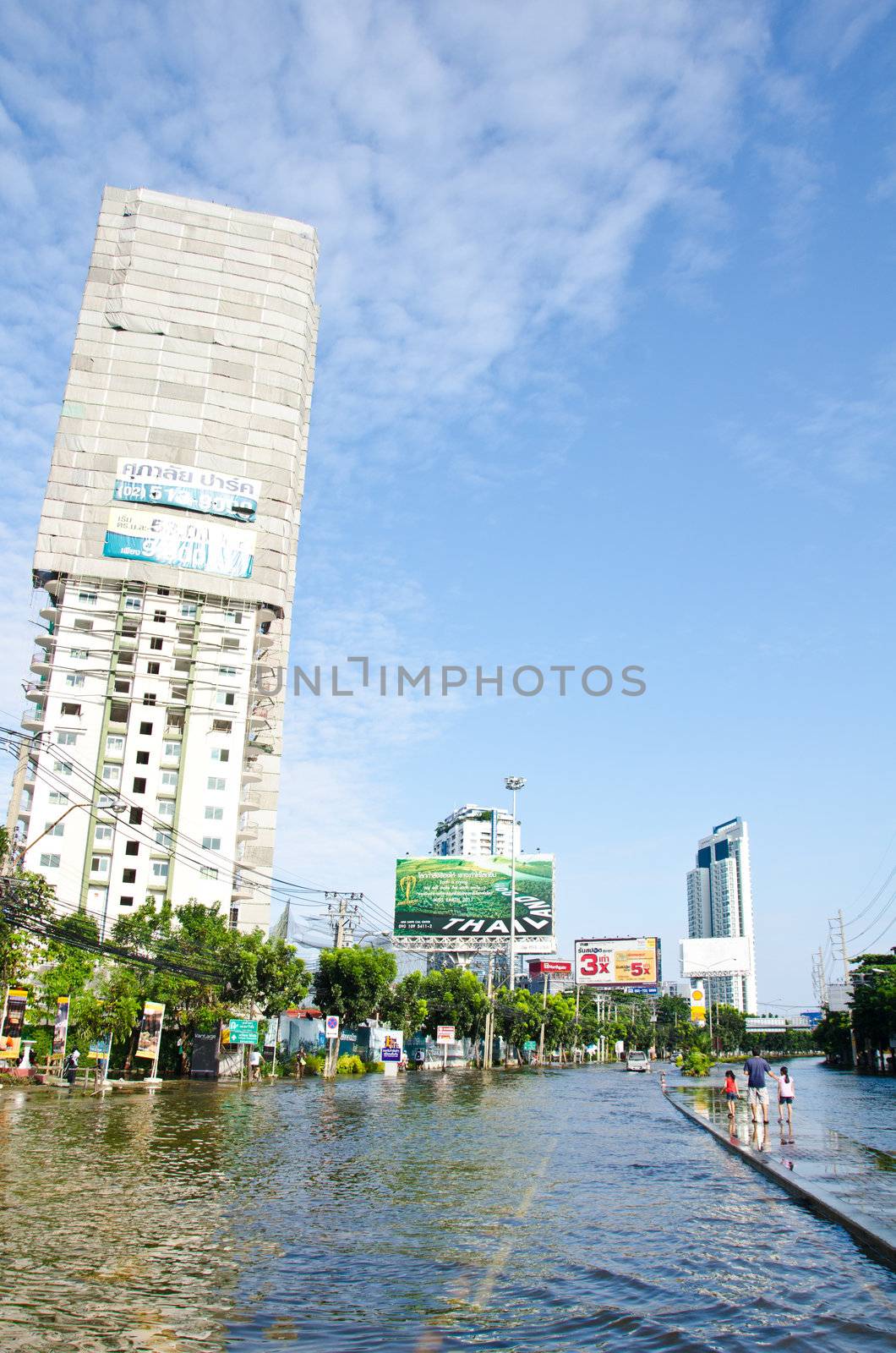Flood in Bangkok, Thailand by chatchai
