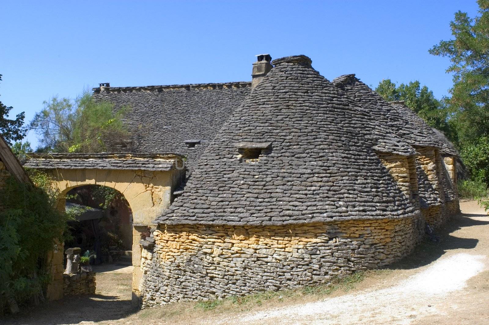 The word borie was introduced into Perigord in the years 1970. The term authentically from P�rigueux is Cabane. Boria� meaning cattle shed to beef animals in langue d'oc, the borie would correspond more to one small smallholding.