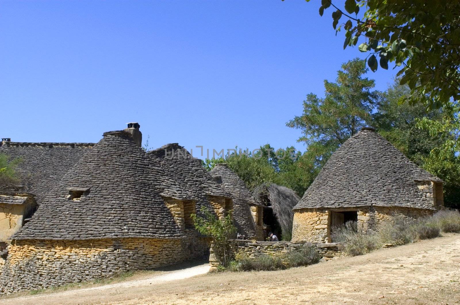 The word borie was introduced into Perigord in the years 1970. The term authentically from P�rigueux is Cabane. Boria� meaning cattle shed to beef animals in langue d'oc, the borie would correspond more to one small smallholding.