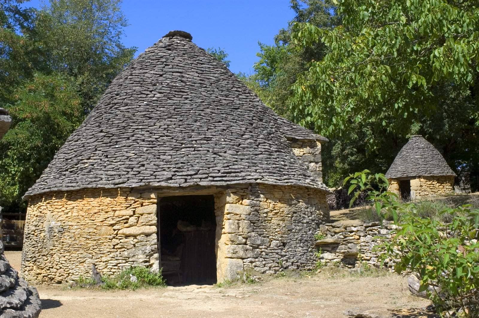 The word borie was introduced into Perigord in the years 1970. The term authentically from P�rigueux is Cabane. Boria� meaning cattle shed to beef animals in langue d'oc, the borie would correspond more to one small smallholding.