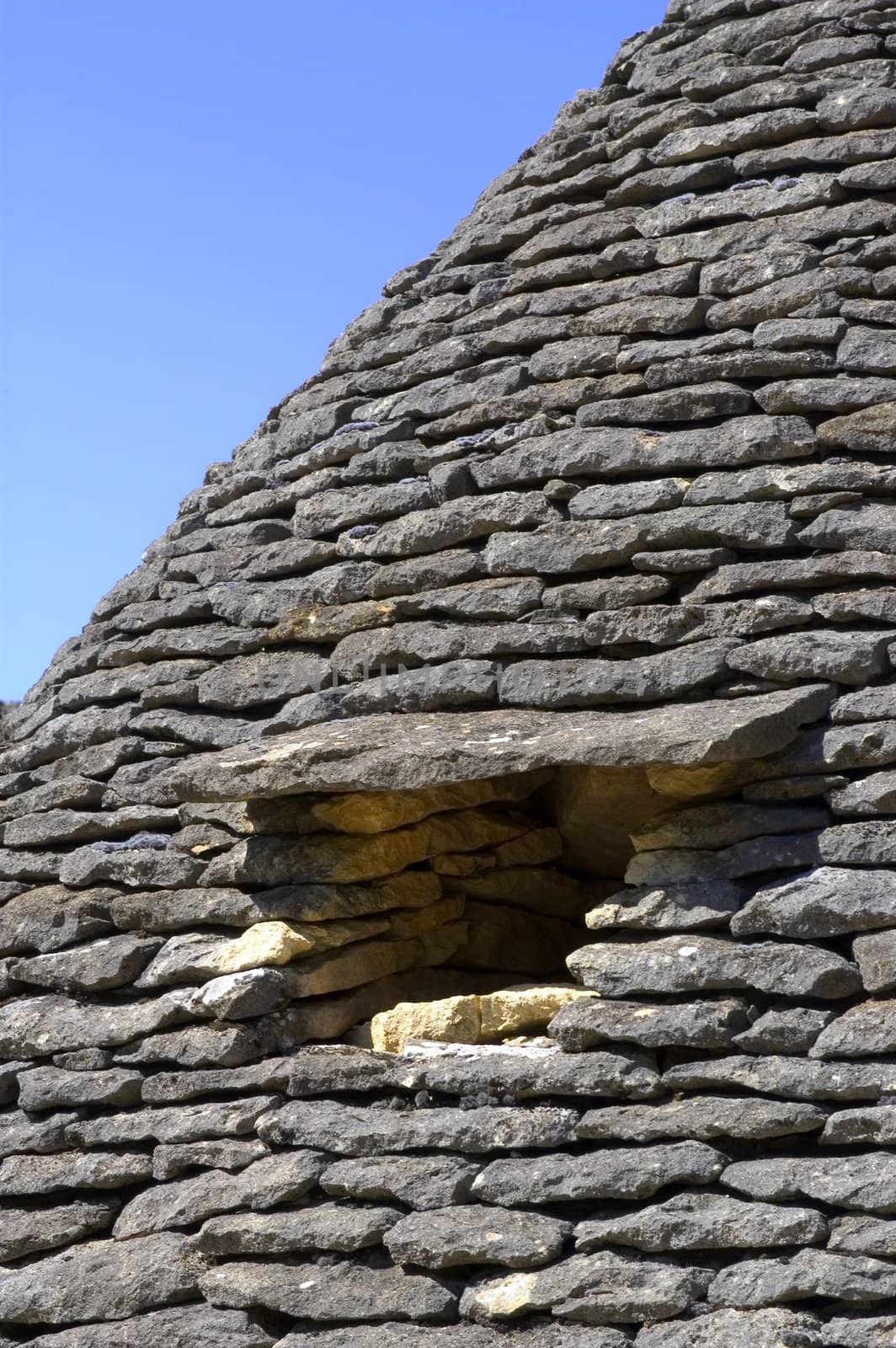 The word borie was introduced into Perigord in the years 1970. The term authentically from P�rigueux is Cabane. Boria� meaning cattle shed to beef animals in langue d'oc, the borie would correspond more to one small smallholding.