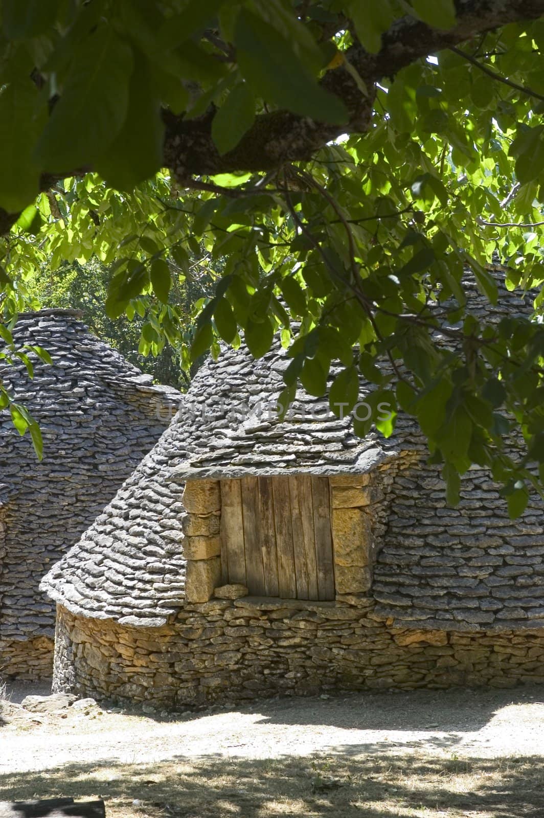 The word borie was introduced into Perigord in the years 1970. The term authentically from P�rigueux is Cabane. Boria� meaning cattle shed to beef animals in langue d'oc, the borie would correspond more to one small smallholding.