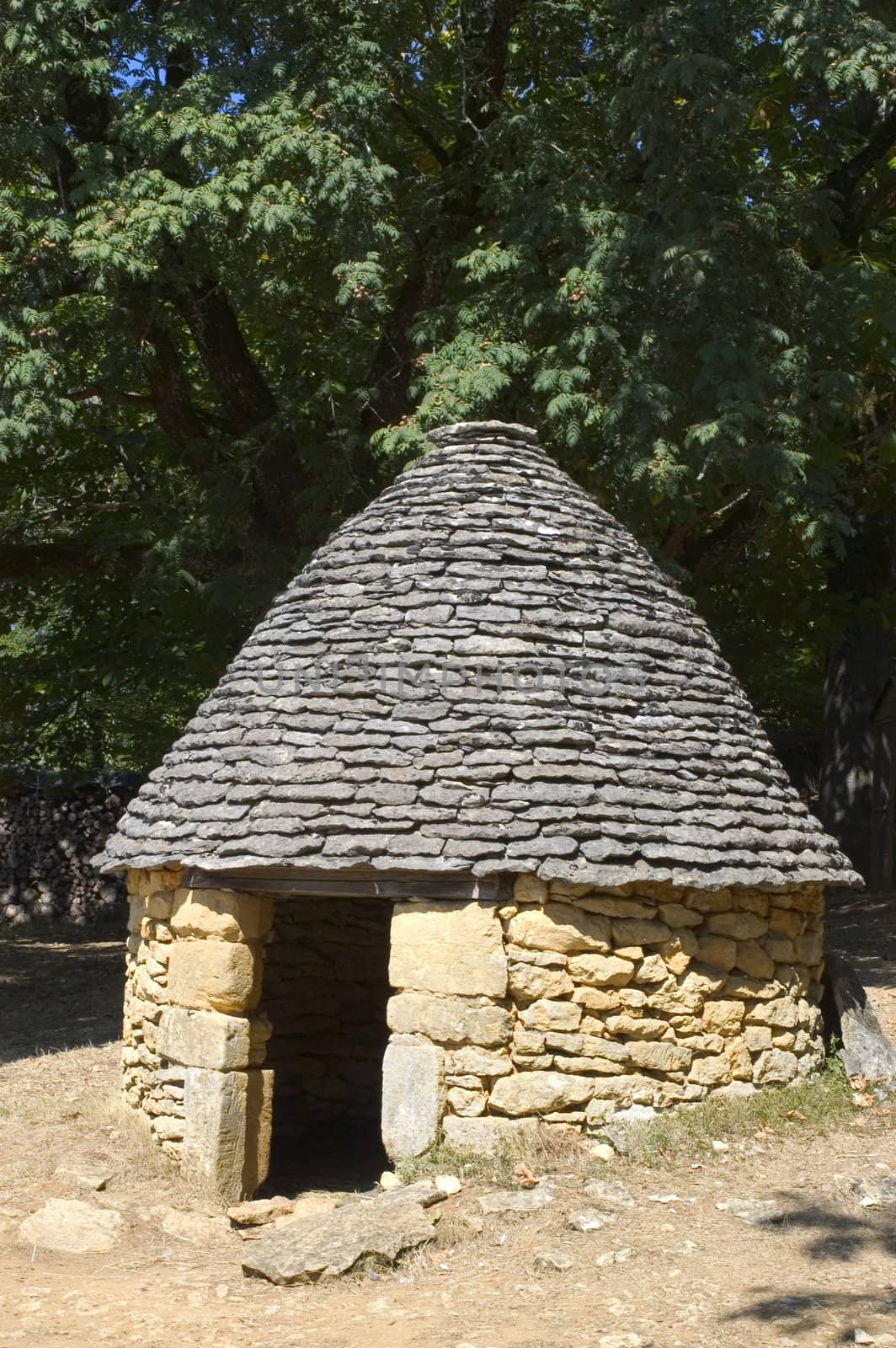 The word borie was introduced into Perigord in the years 1970. The term authentically from P�rigueux is Cabane. Boria� meaning cattle shed to beef animals in langue d'oc, the borie would correspond more to one small smallholding.