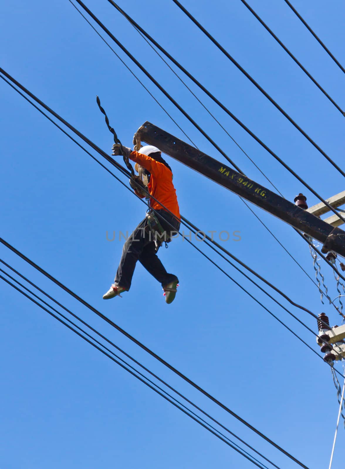 electician worker repair cable