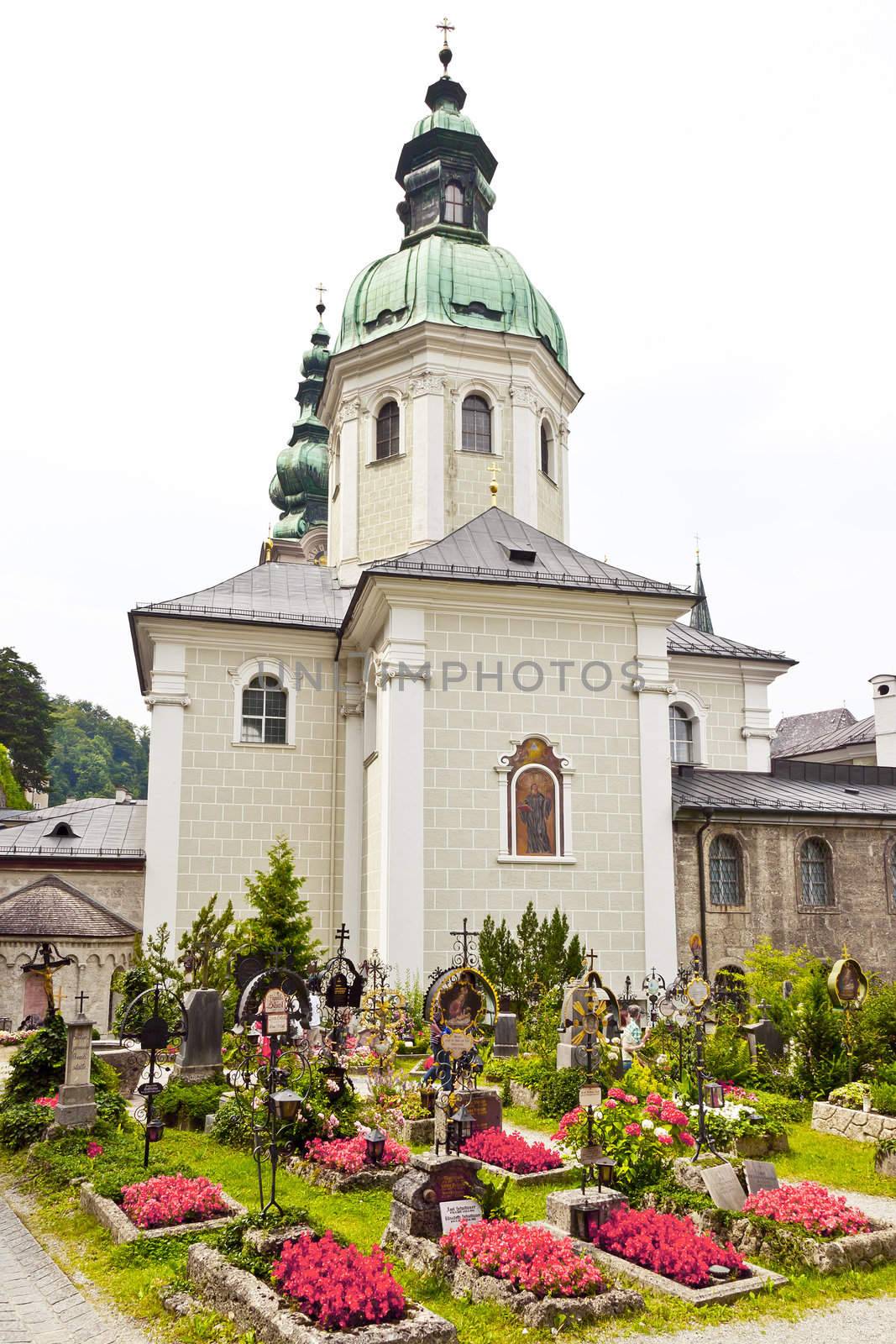 An image of the nice cemetery in Salzburg