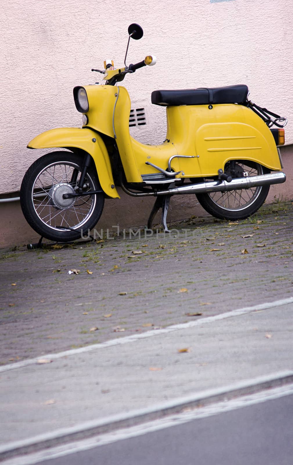 yellow scooter by Hasenonkel
