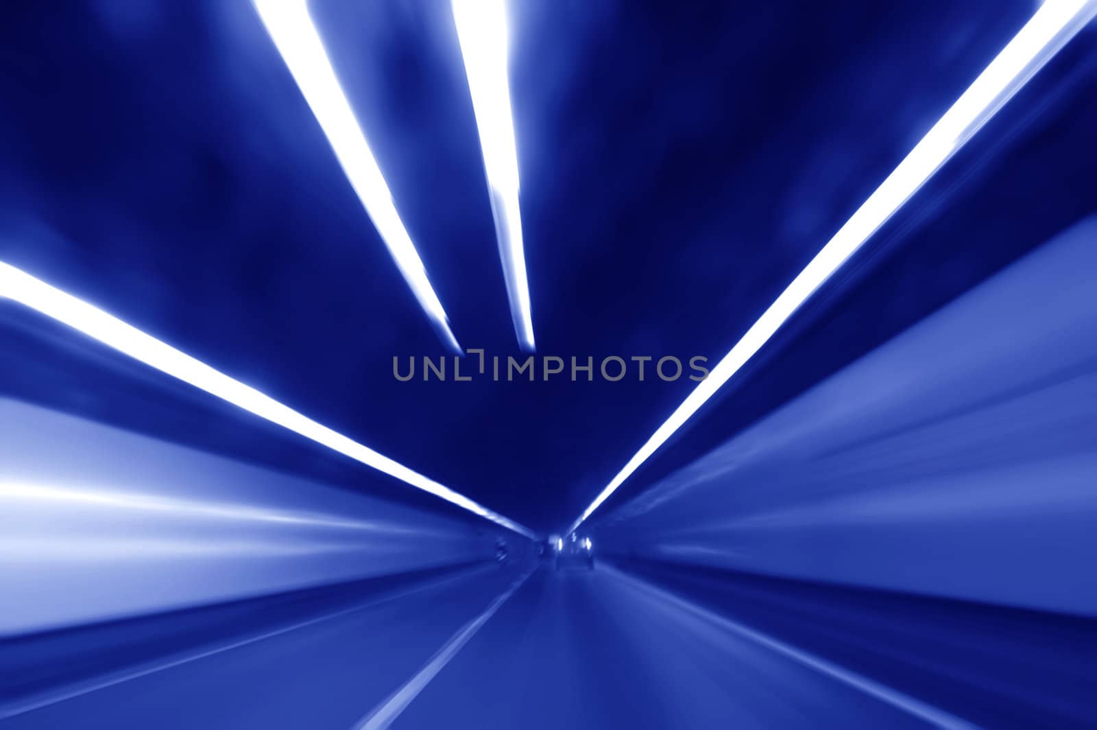 Very high speed drive through a tunnel 
