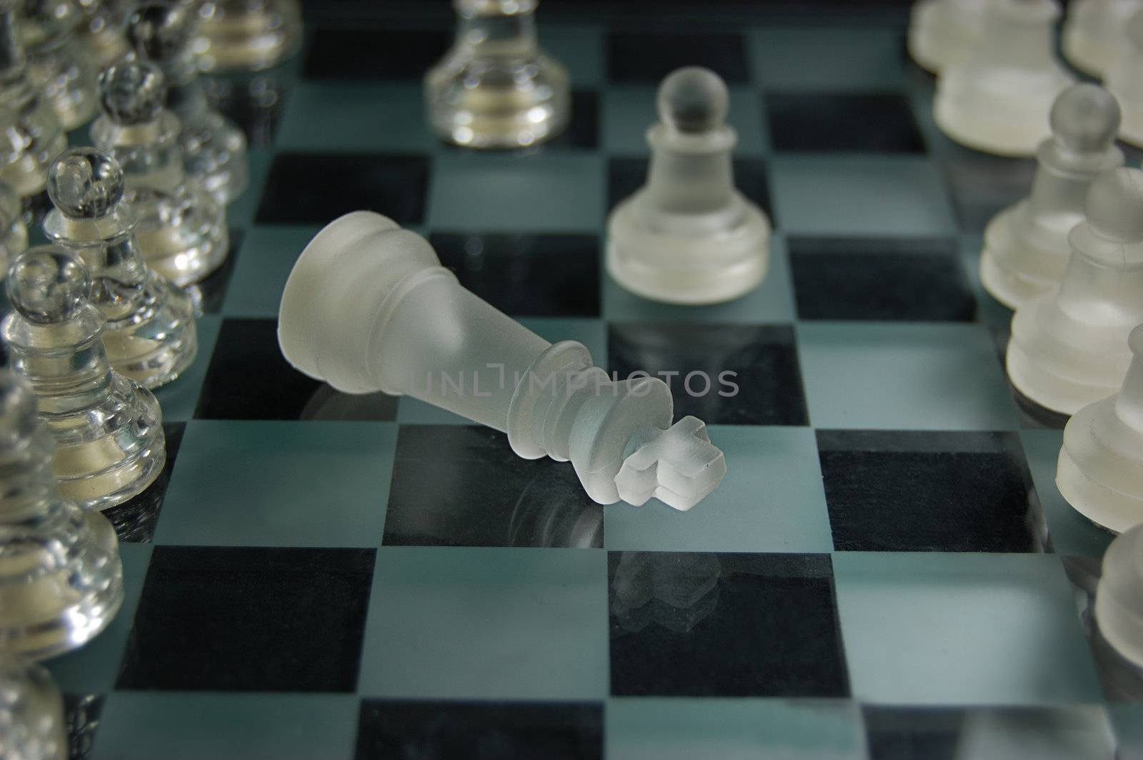 Set og glass chess, king is defeated