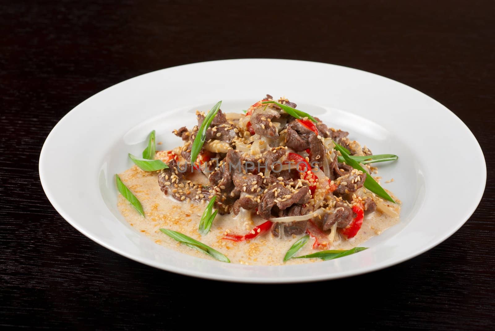 tasty dish of sliced beef roasted with vegetables