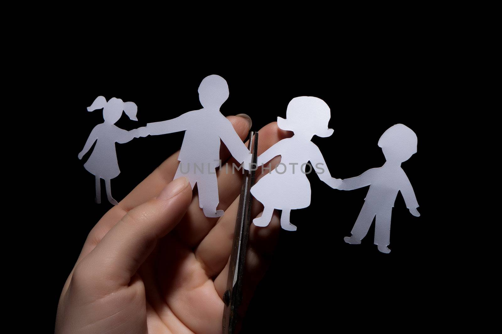 Paper chain family in hands, divorce by Discovod