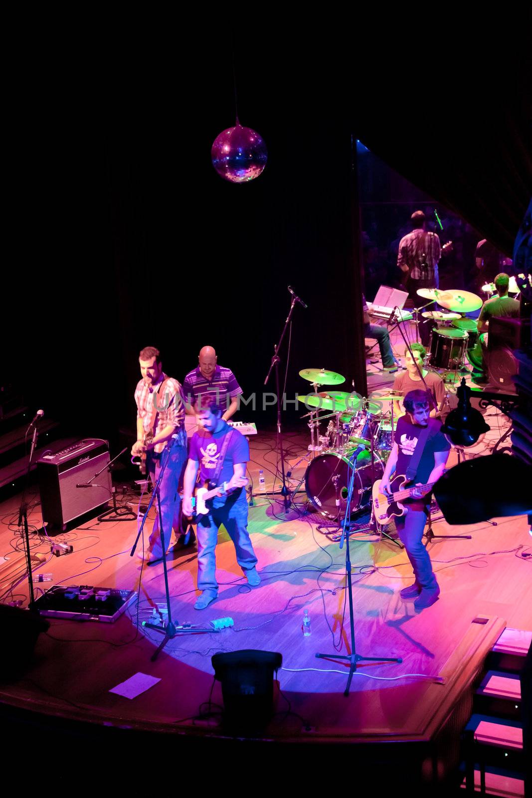 EL PUERTO DE SANTA MARIA, SPAIN - APR 24: Concert of the group of Indie Pop, Champagne on Apr 24, 2009, on the discotheque Mucho Teatro on El Puerto de Santa Maria, Cadiz, Spain