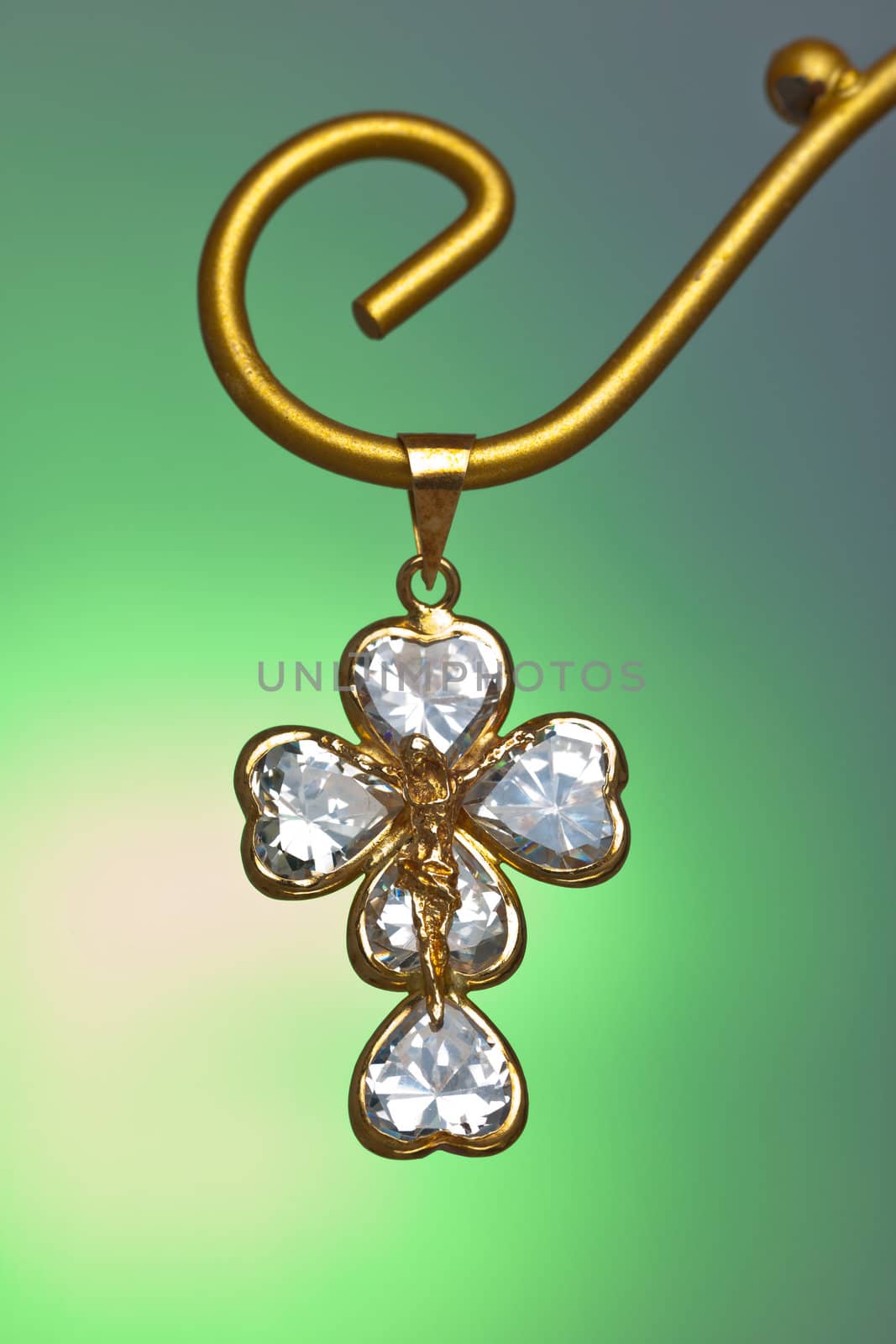 Pendant of a crucifix with five zirconia enchased
