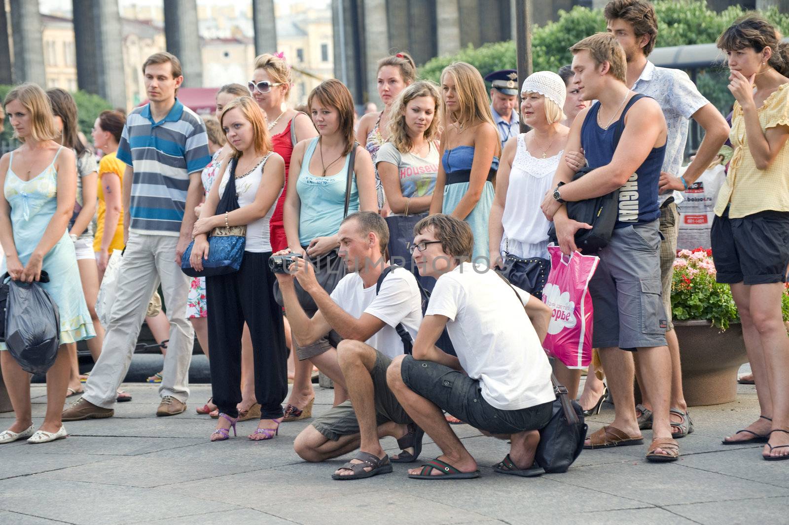 Tourists in St.-Petersburg look street show