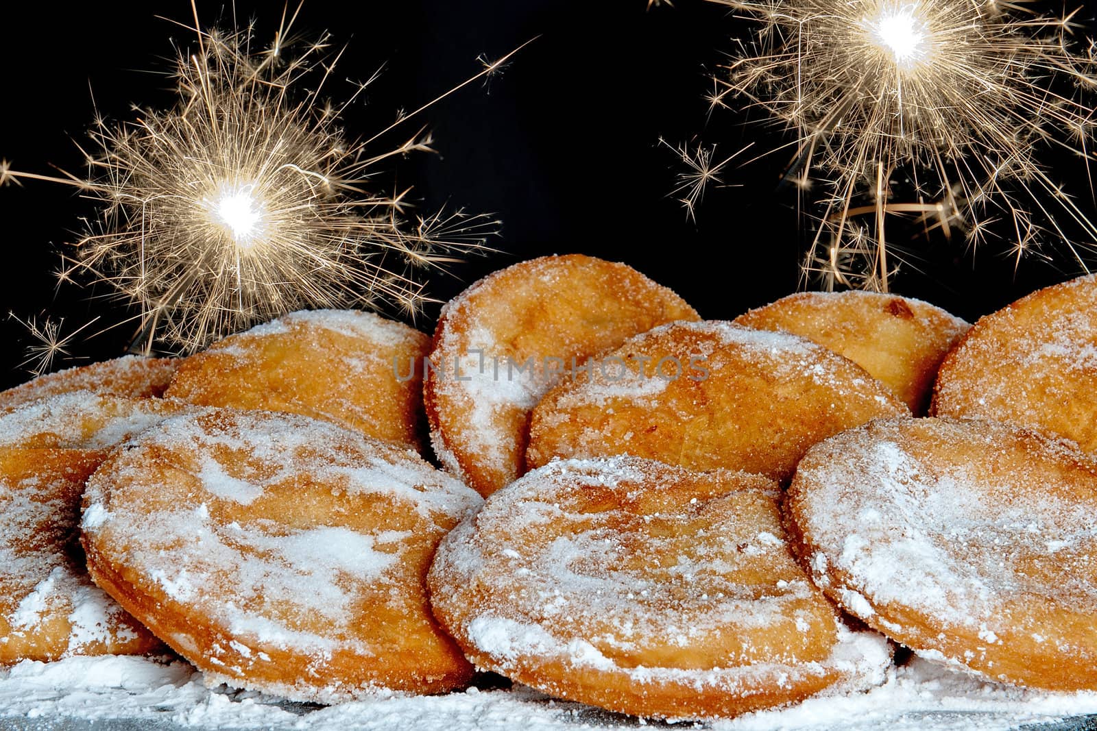 a lot of dutch food, named 'appelbeignets' with suger