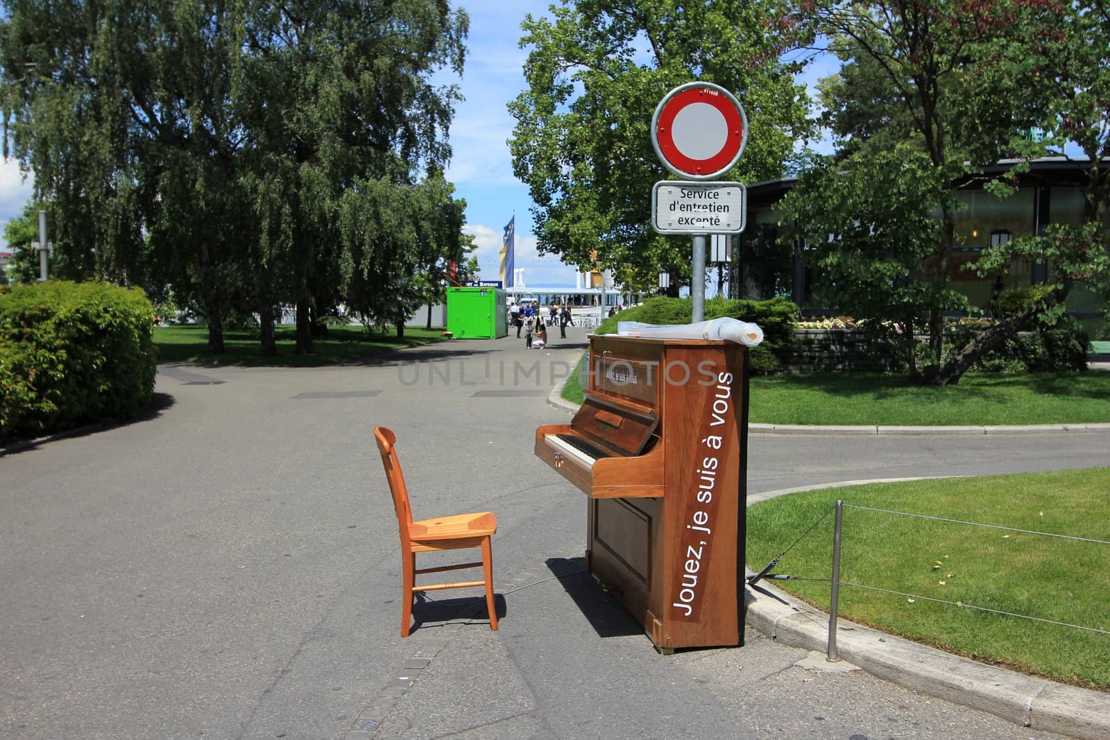 piano brown and chair brown