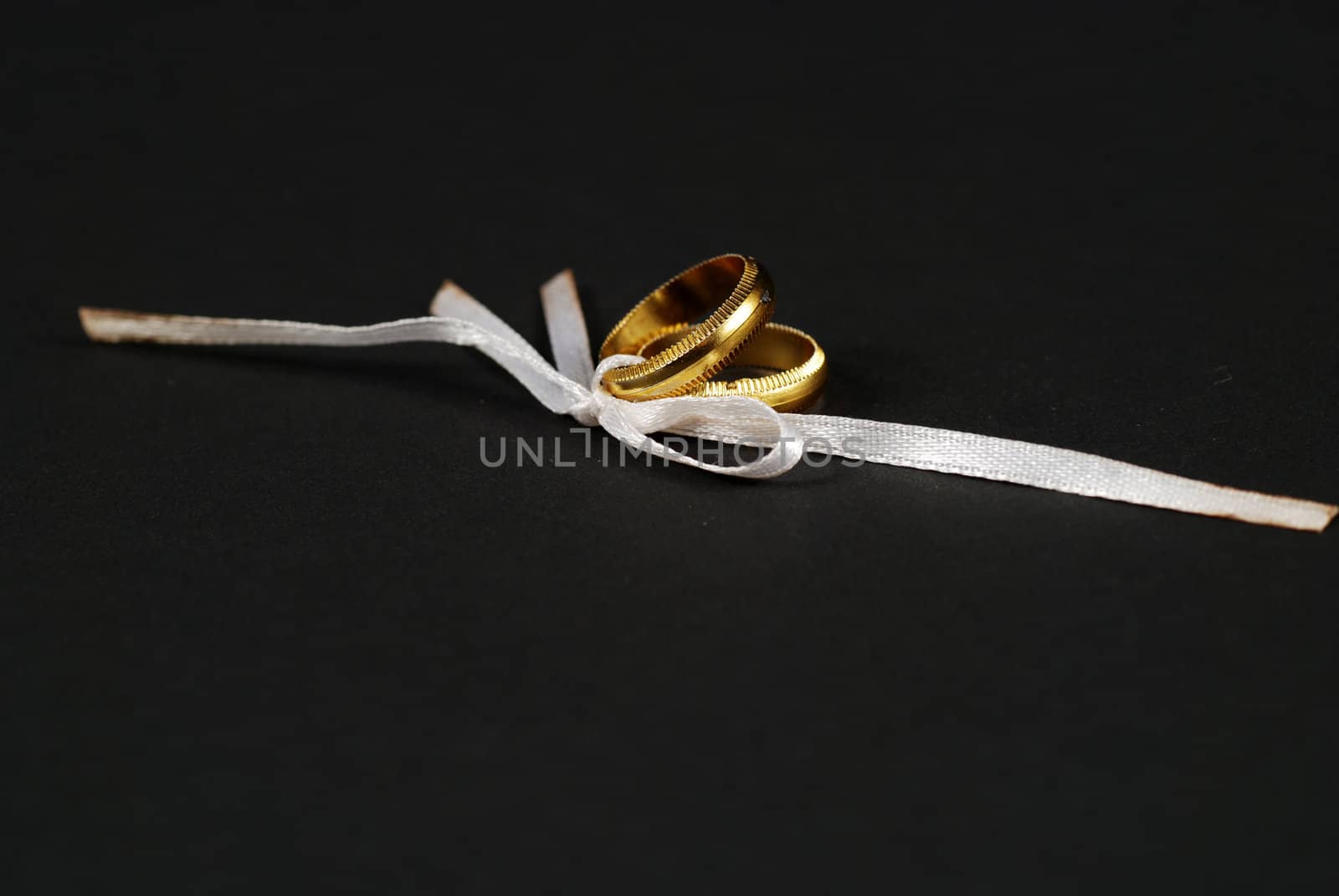 weddings rings bounced by a single white lace