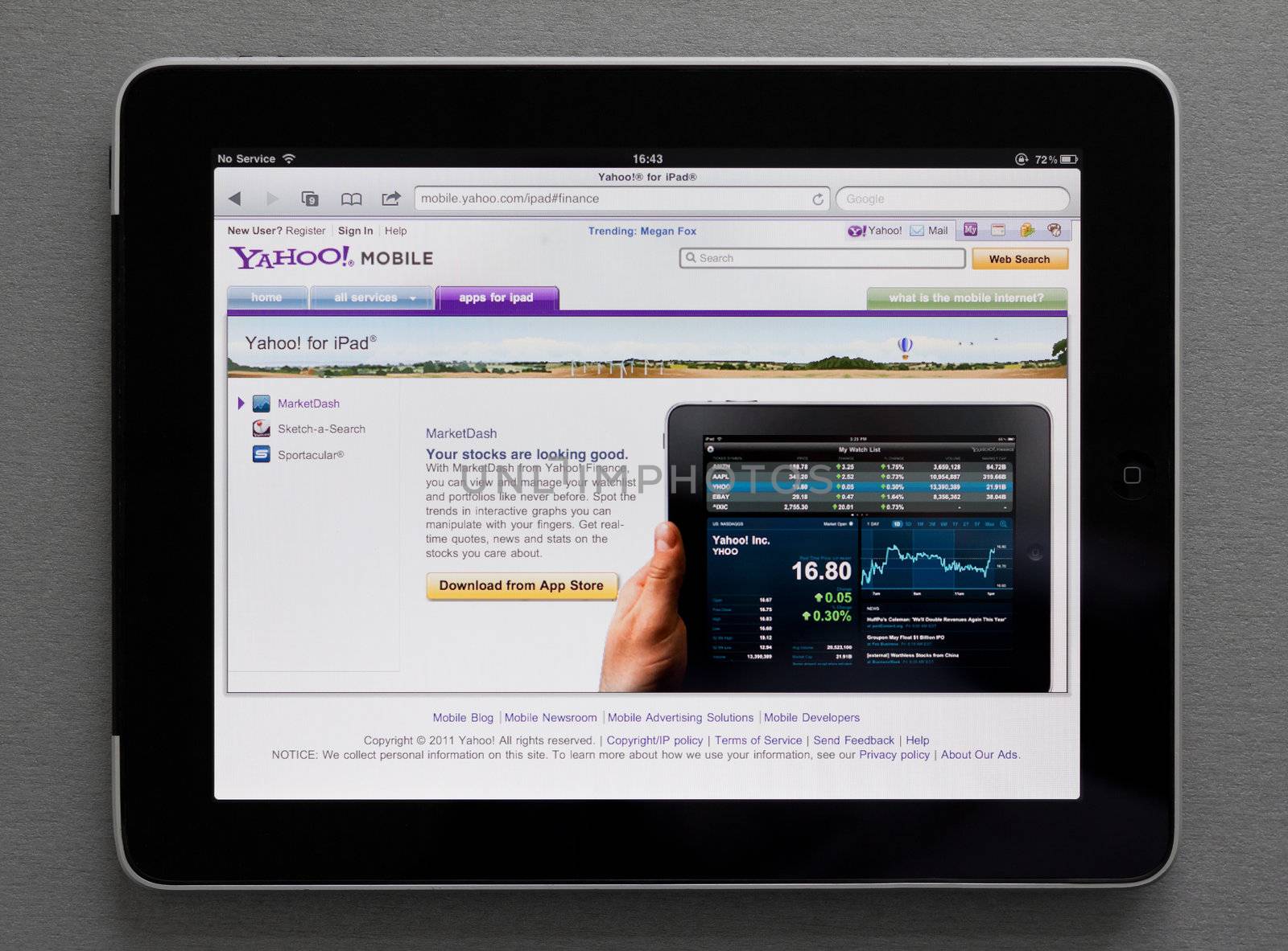 Apple Ipad showing Yahoo web page by bloomua