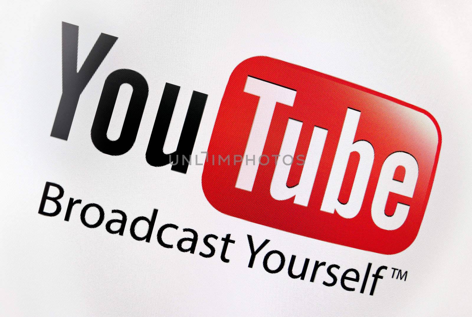 Youtube logo by bloomua