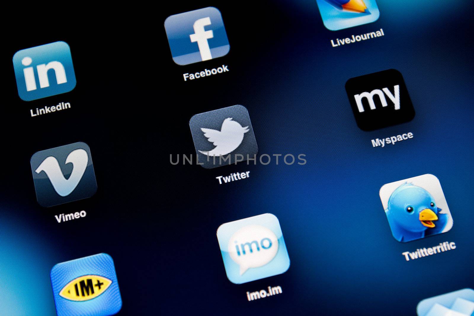 Social Media Apps on Apple iPad2 by bloomua