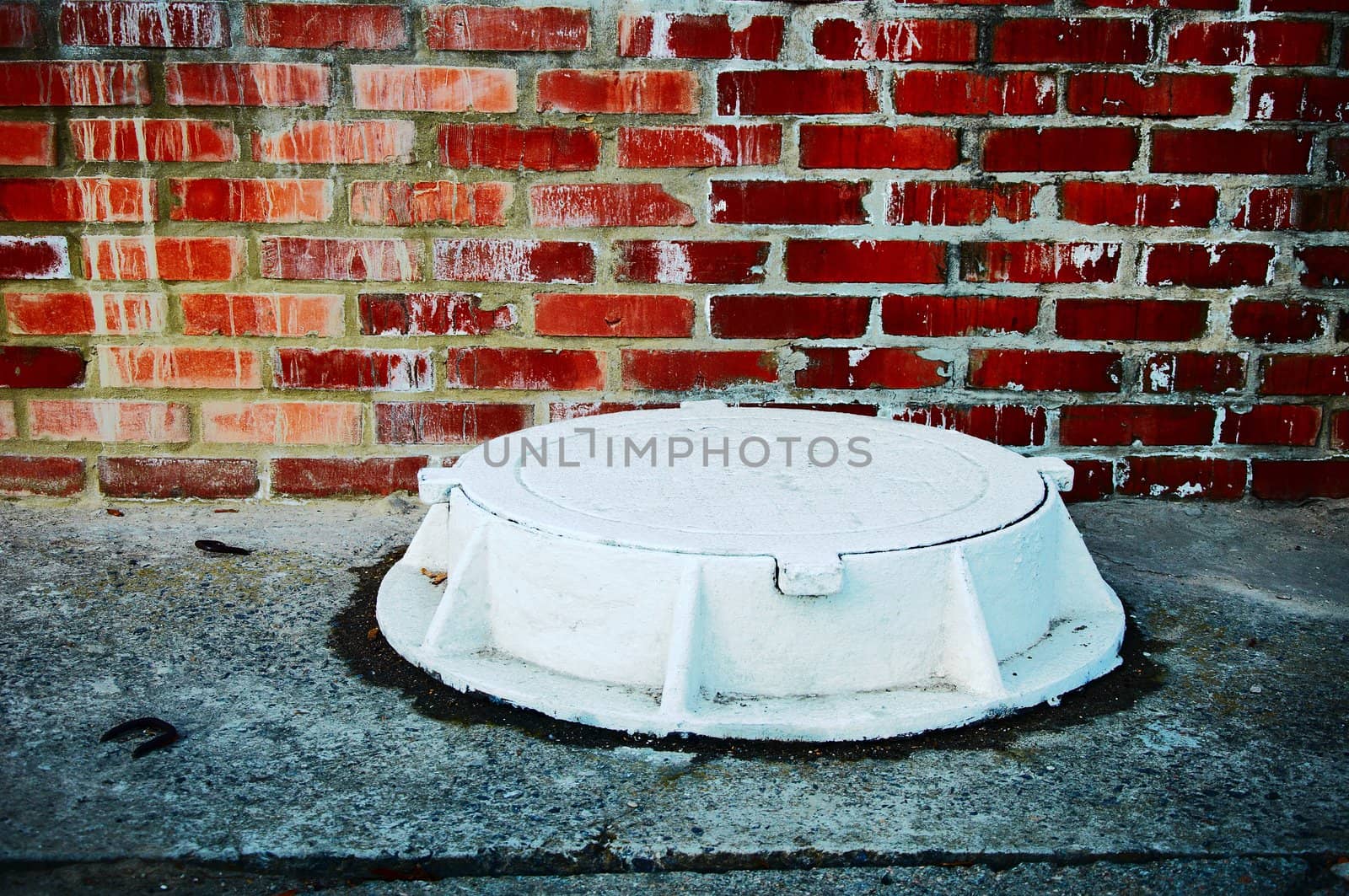 The white manhole. Horizontally by LeksusTuss