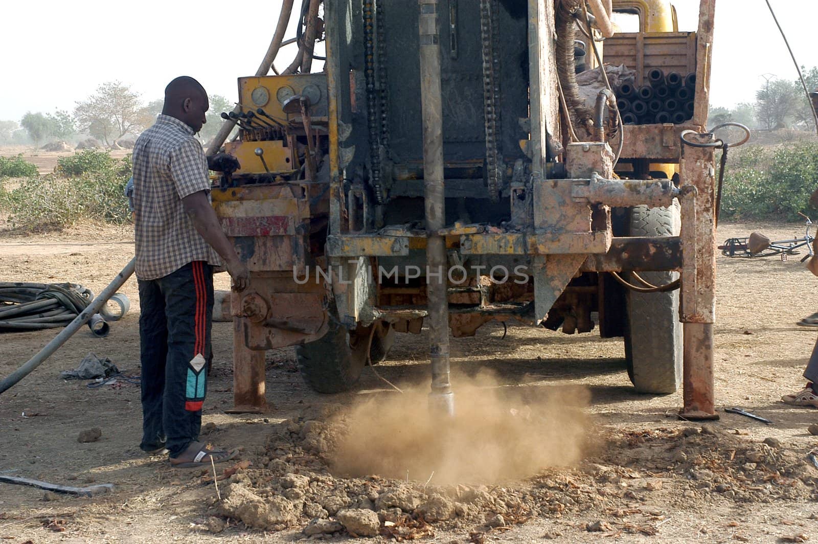 All stages of the drilling of a well in Burkina Faso Faso. Water is with 40 meters of depth and it is necessary to use a truck of drilling. To final manual pump will be assembled so that the well is protected from all pollution outside. A well costs 8000 Euro which are financed by humanitarian associations.