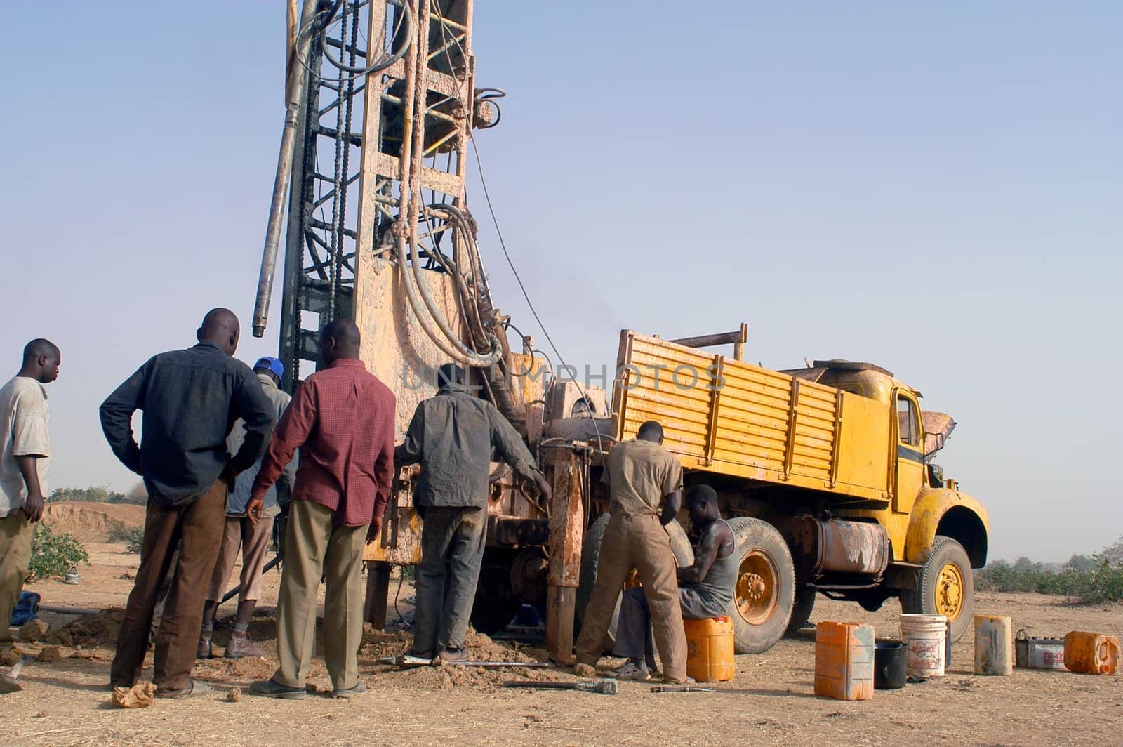 All stages of the drilling of a well in Burkina Faso Faso. Water is with 40 meters of depth and it is necessary to use a truck of drilling. To final manual pump will be assembled so that the well is protected from all pollution outside. A well costs 8000 Euro which are financed by humanitarian associations.
