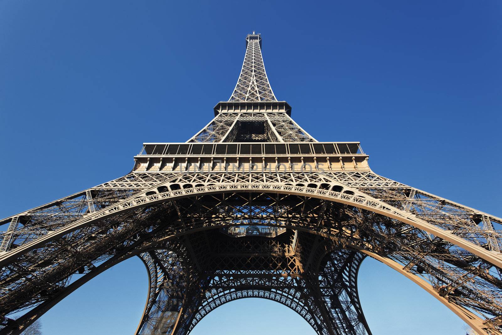 under the Eiffel Tower by vwalakte