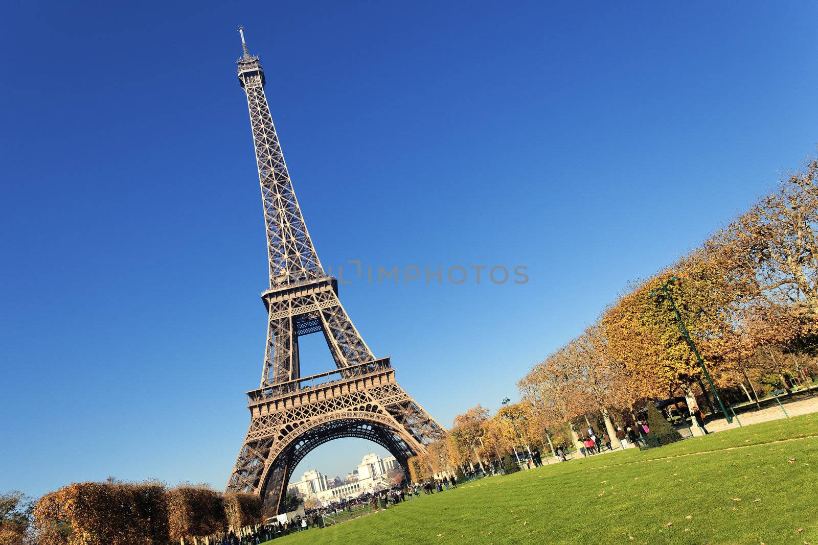Eiffel Tower in autumn by vwalakte