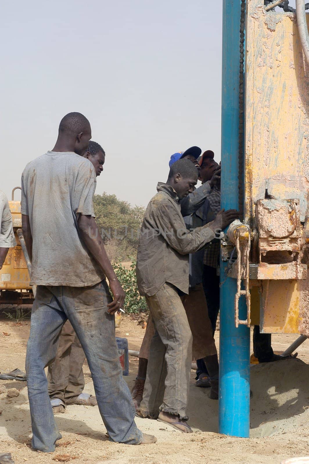 All stages of the drilling of a well in Burkina Faso Faso. Water is with 40 meters of depth and it is necessary to use a truck of drilling. To final manual pump will be assembled so that the well is protected from all pollution outside. A well costs 8000 Euro which are financed by humanitarian associations.