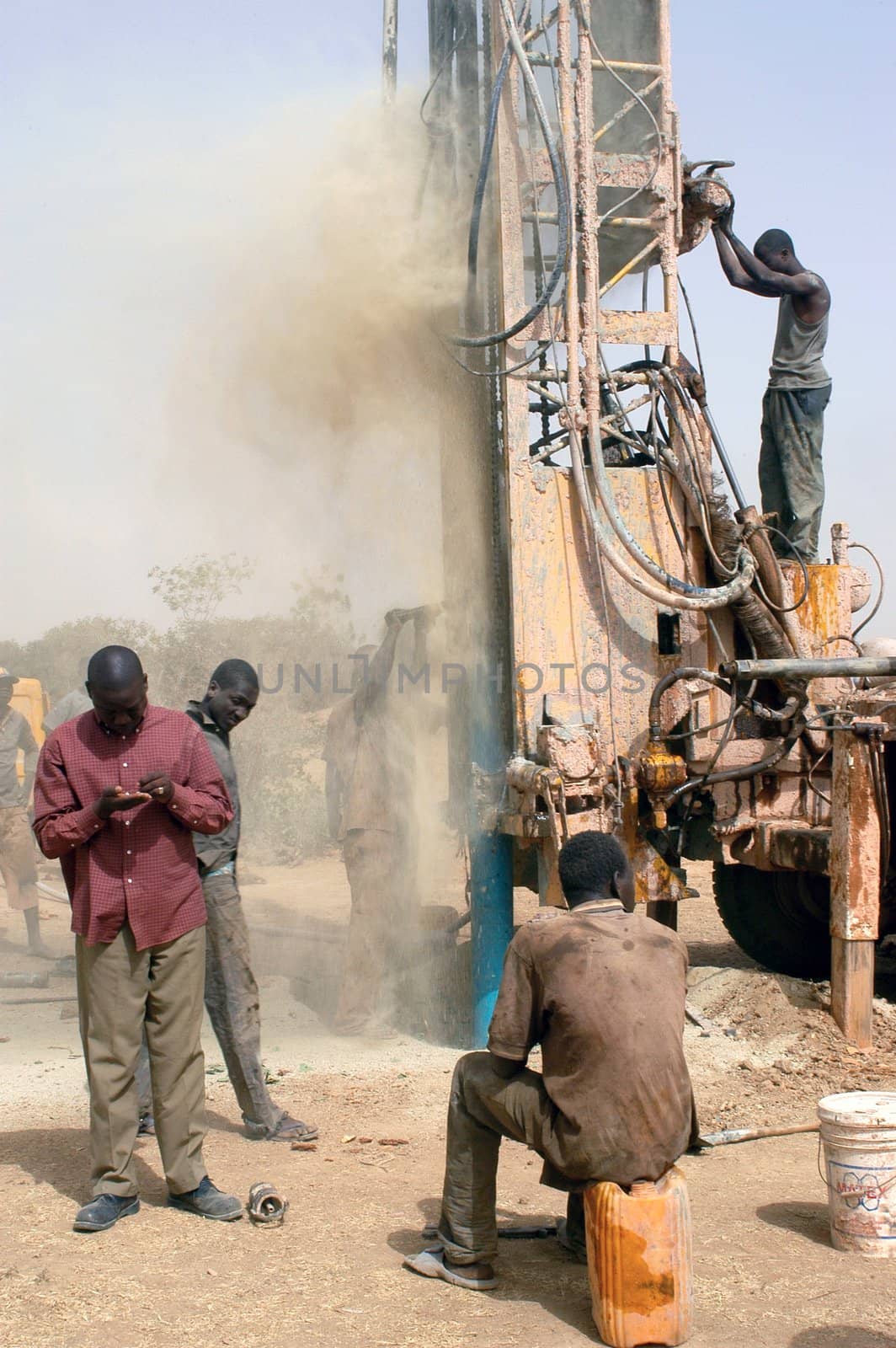 All stages of the drilling of a well in Burkina Faso Faso. Water is with 40 meters of depth and it is necessary to use a truck of drilling. To final manual pump will be assembled so that the well is protected from all pollution outside. A well costs 8000 Euro which are financed by humanitarian associations.